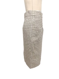 Chanel Beige-Elfenbein-Tweed-Bleistiftrock im „Fantasy“-Stil mit CC-Knopfdetails, Größe FR 34