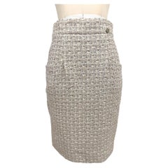 Chanel Beige-Elfenbein-Tweed-Bleistiftrock im „Fantasy“-Stil mit CC-Knopfdetails, Größe FR 34