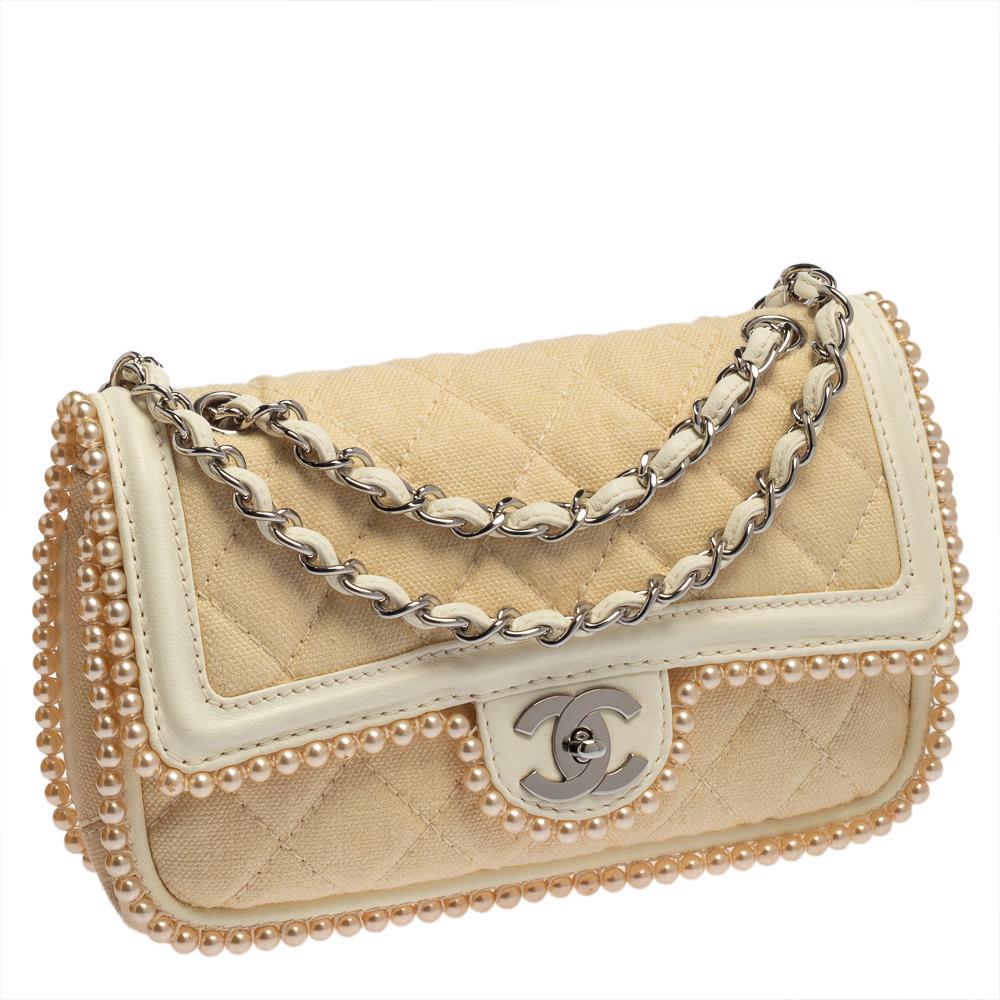 Chanel Beige/Elfenbein Gesteppte Canvas Faux Pearl Double Flap Umhängetasche Damen