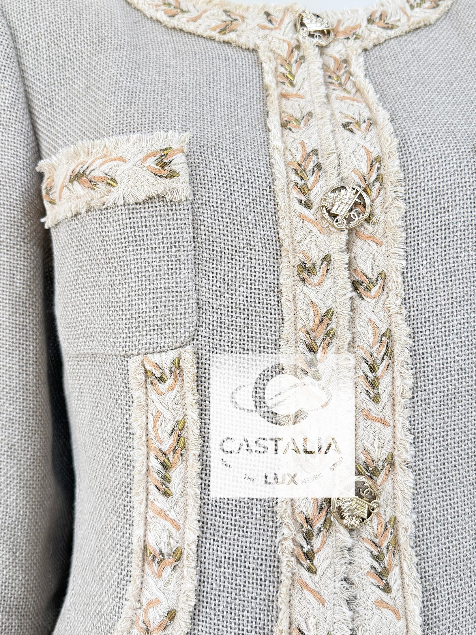 Giacca Chanel beige con bottoni a forma di carriola CC 44 FR in vendita 5