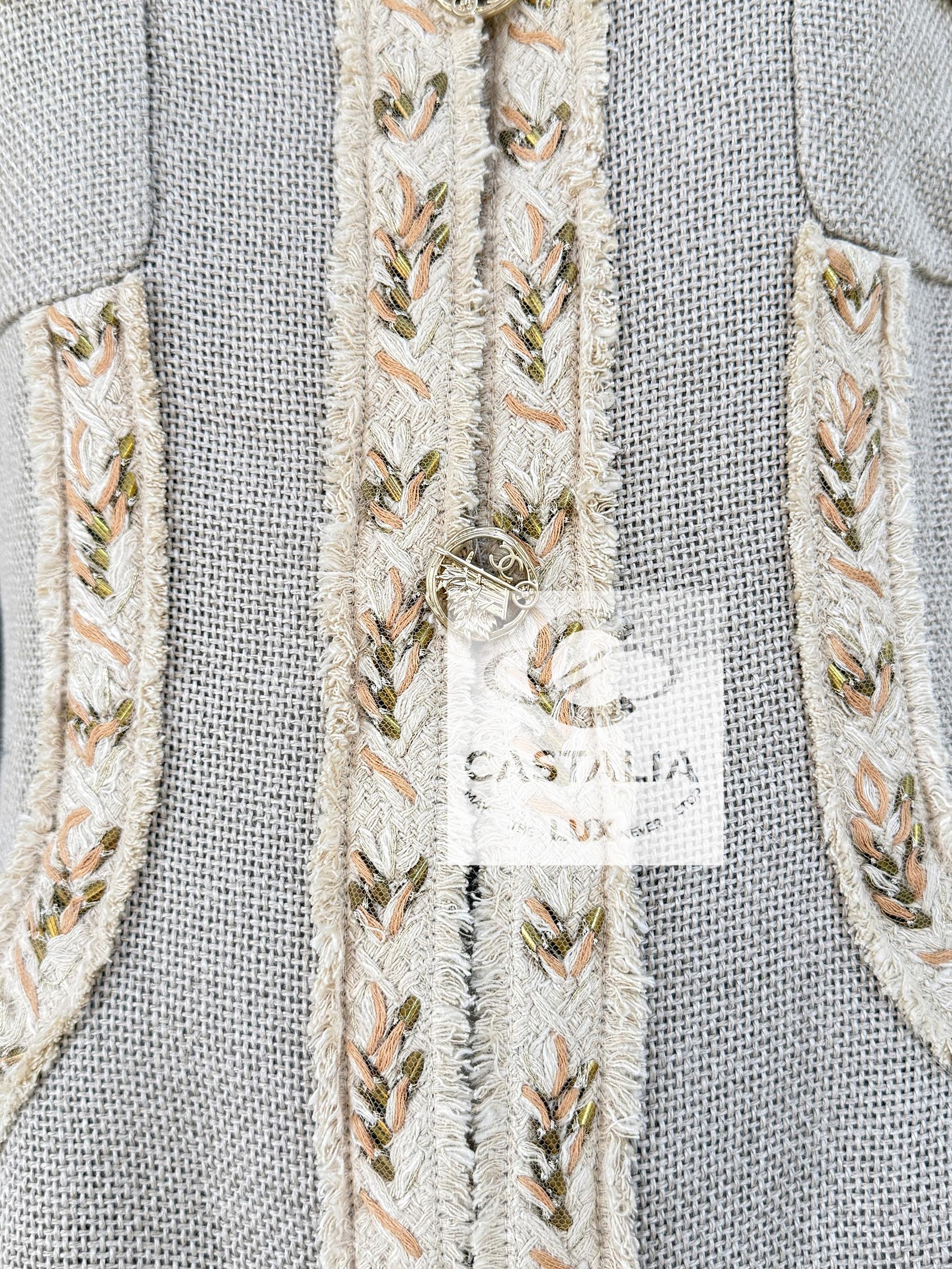 Giacca Chanel beige con bottoni a forma di carriola CC 44 FR in vendita 6