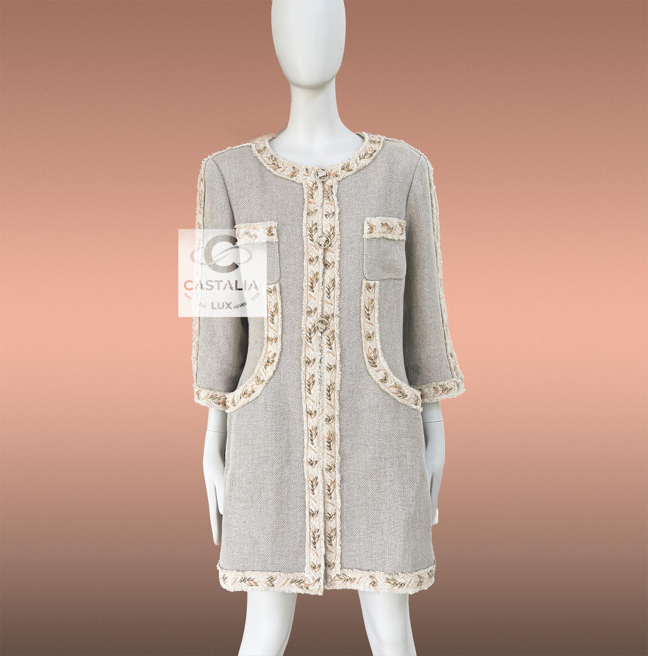 Giacca Chanel beige con bottoni a forma di carriola CC 44 FR in vendita 2