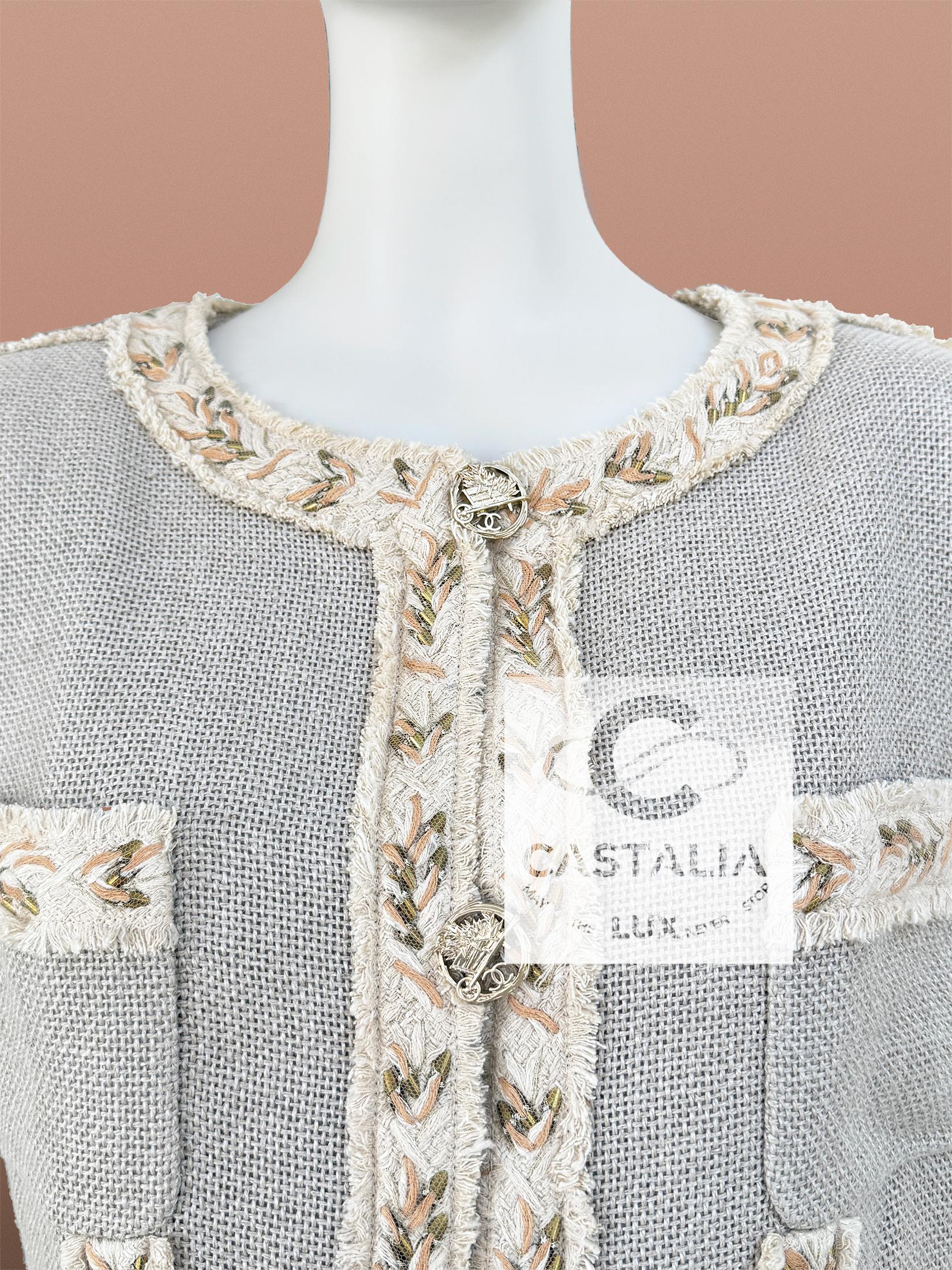 Giacca Chanel beige con bottoni a forma di carriola CC 44 FR in vendita 3