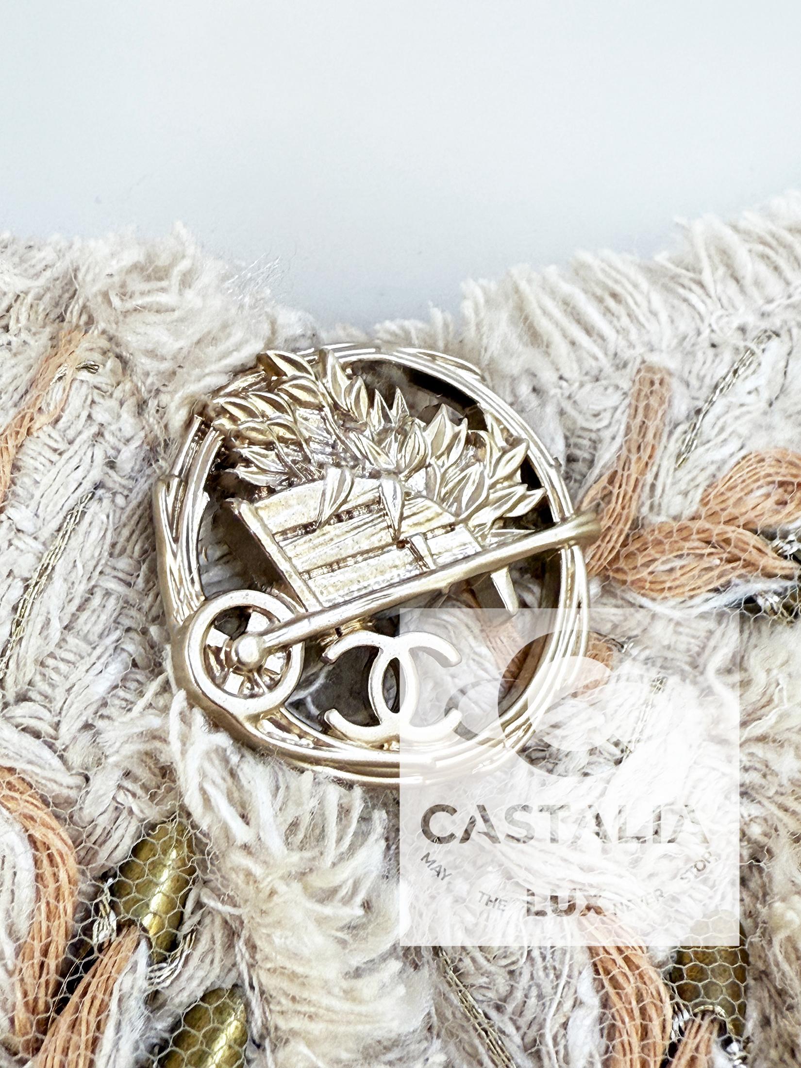 Giacca Chanel beige con bottoni a forma di carriola CC 44 FR in vendita 4