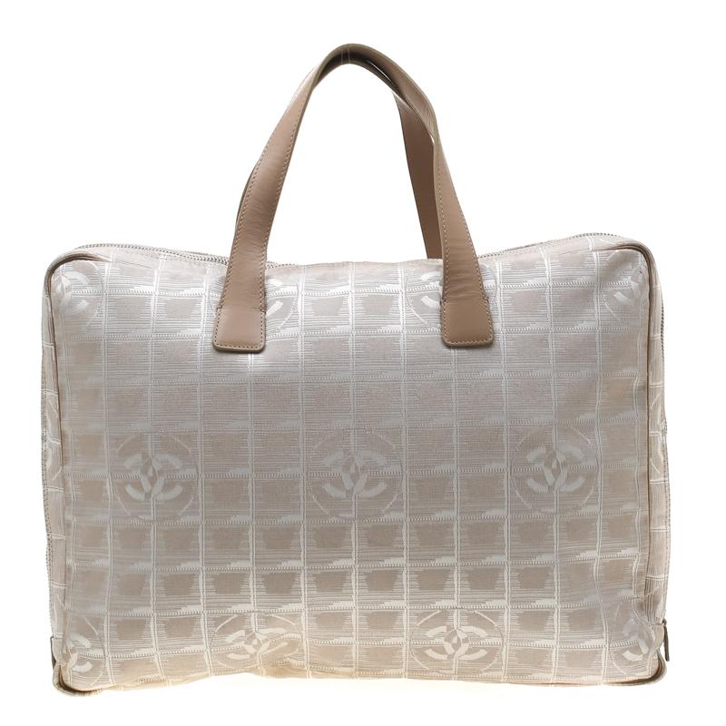 This Travel Ligne bag has been designed to keep your laptop safe. Beautifully crafted from quilted leather in understated beige, and designed with the CC logo printed all over, this bag is a beauty. Double zip closure secures a spacious satin-lined