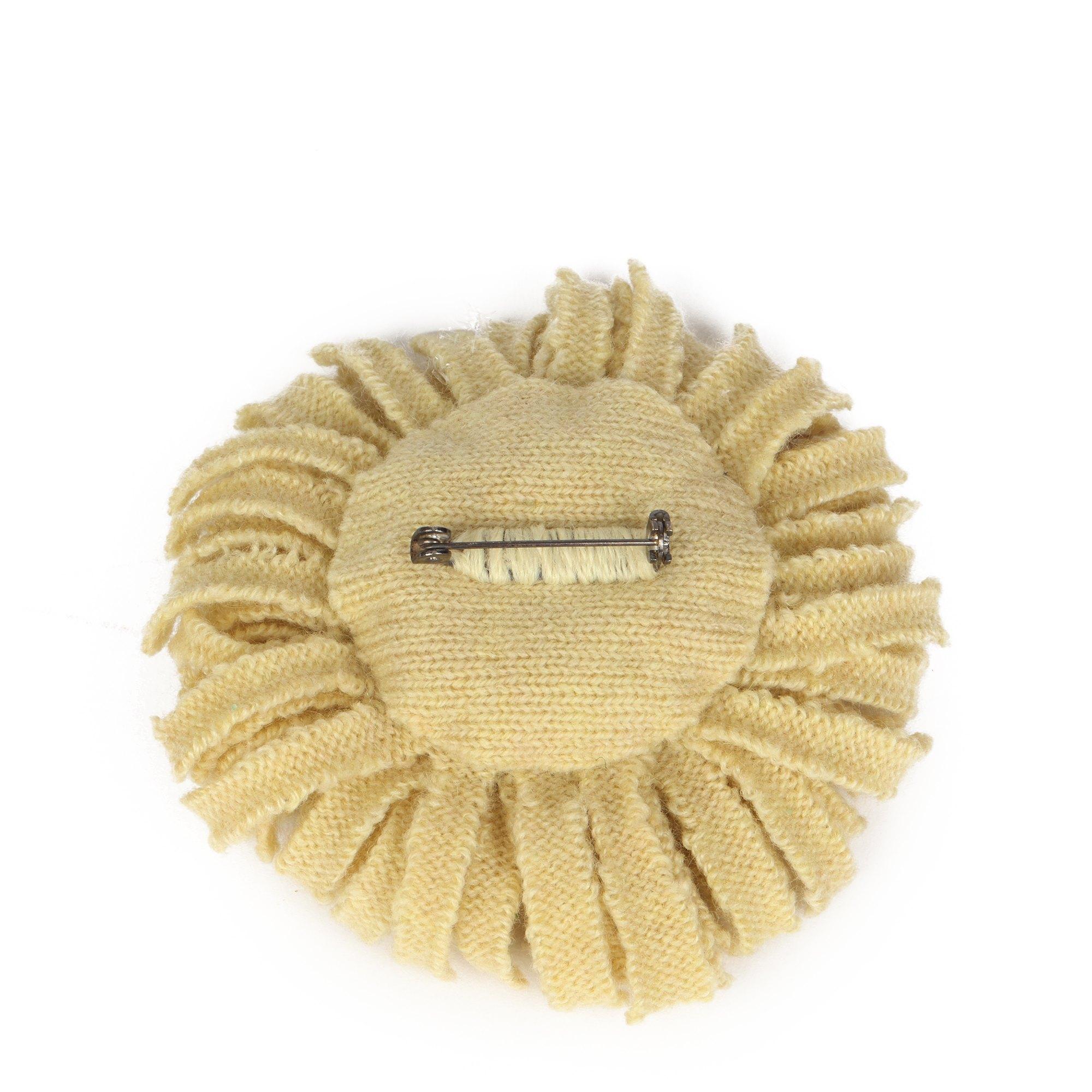Chanel - Épingle caméllia en coton tricoté beige à détail décalé Excellent état - En vente à Bishop's Stortford, Hertfordshire
