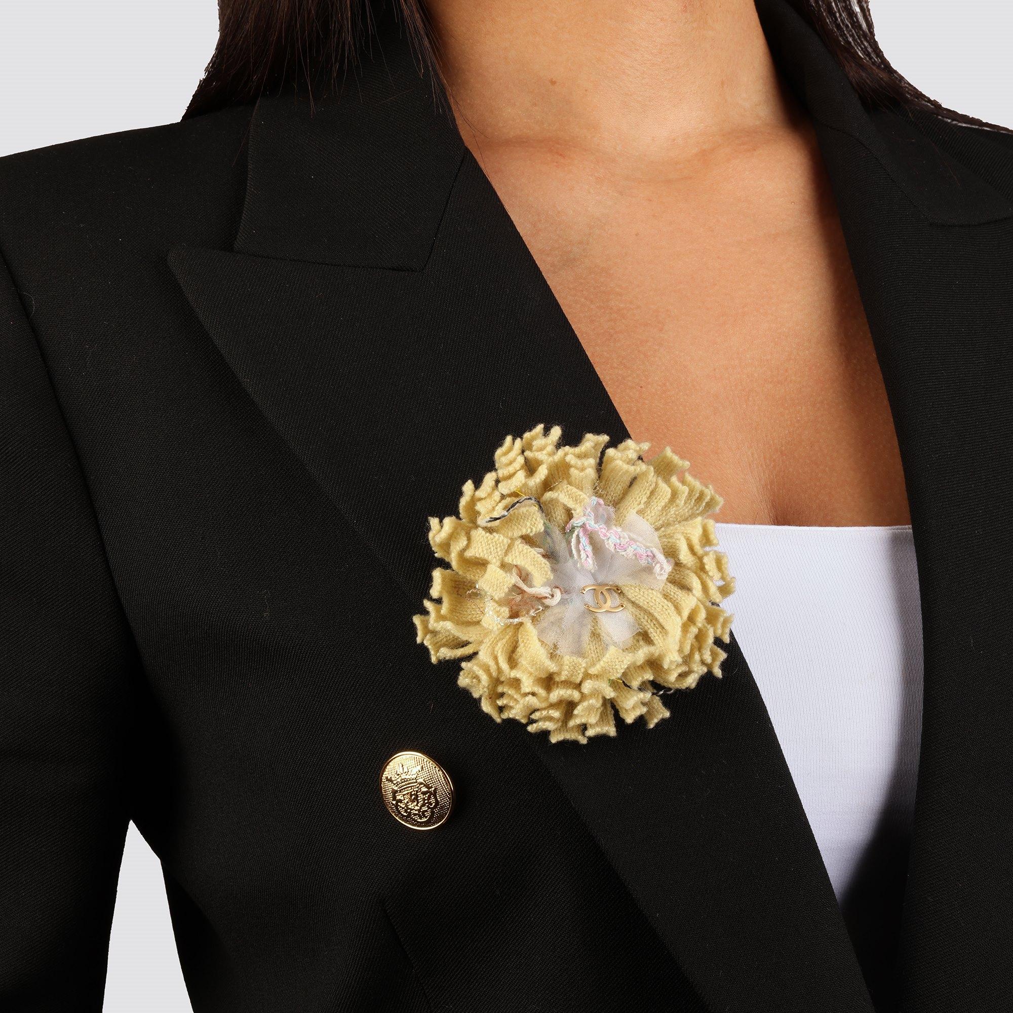 Chanel - Épingle caméllia en coton tricoté beige à détail décalé Pour femmes en vente