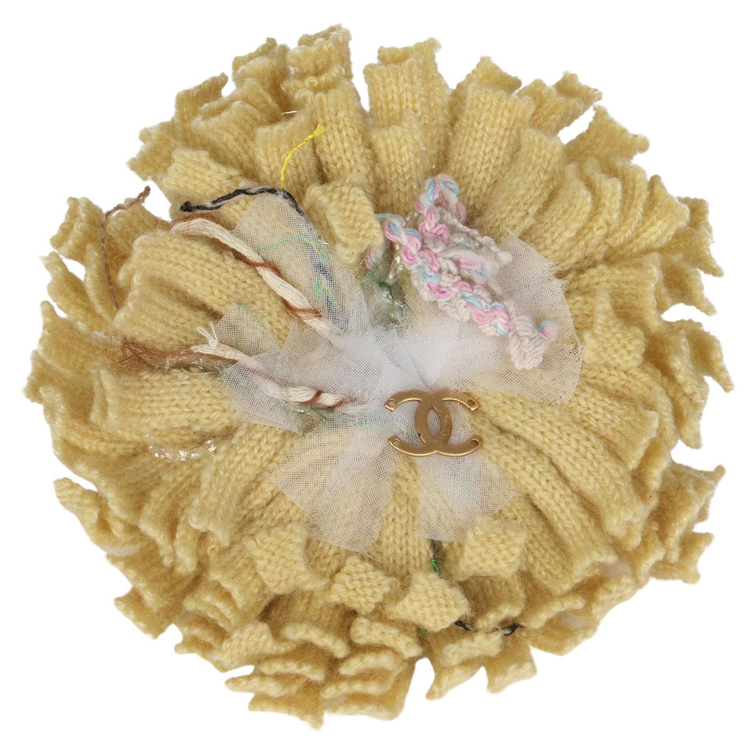 Chanel BEIGE KNITTED COTTON THREAD DETAIL CAMELLIA PIN For Sale