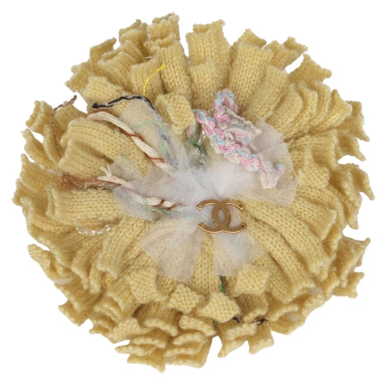 Chanel BEIGE KNITTED COTTON THREAD DETAIL CAMELLIA PIN For Sale at 1stDibs