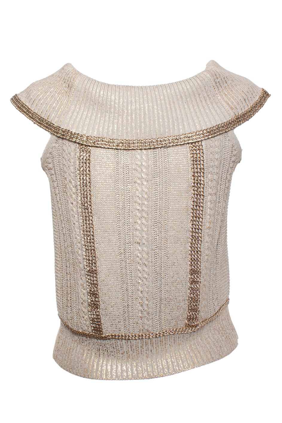 Chanel, beige knitted top with chains and golden buttons. The item is in very good condition.

• CONDITION: very good condition 

• SIZE: FR38 - S 

• MEASUREMENTS: length 52 cm, width 40 cm, waist 41 cm, shoulder width 40 cm (stretch)

• MATERIAL: