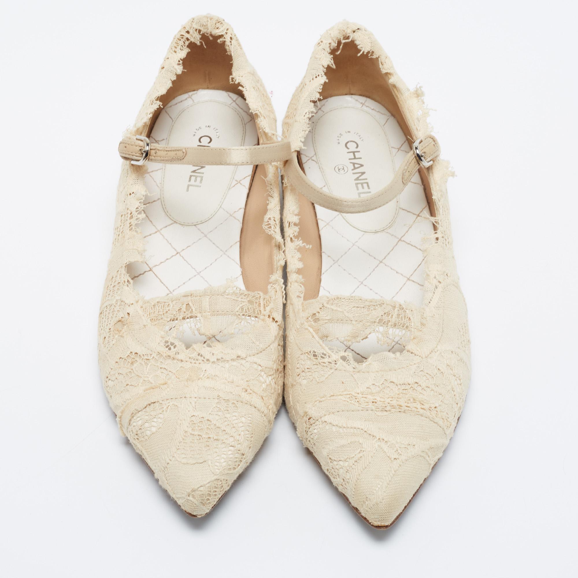 Owing to the versatility of these Chanel flats, you will find yourself reaching out to them more often. They are decorated with attractive lace detailing and the ankle buckle closure and the low heels lend this pair a functional finish.

