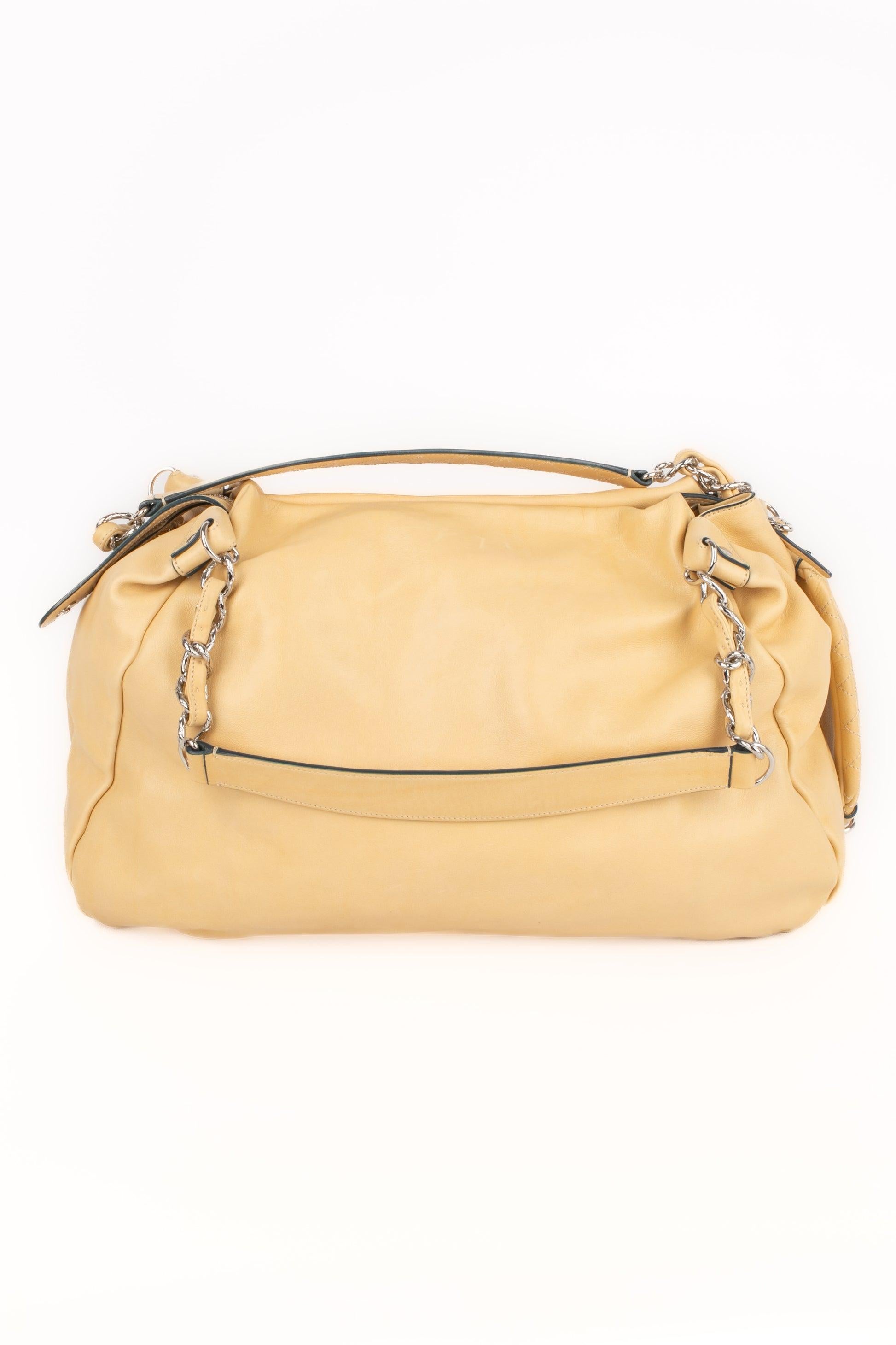 Chanel - (Made in Italy) Beige lamb leather holdall bag. Quilted silvery metal elements. Bag from sales. Piece with a serial number from a 2008/2009 collection.

Additional information:
Condition: Good condition
Dimensions: Length: 45 cm - Height: