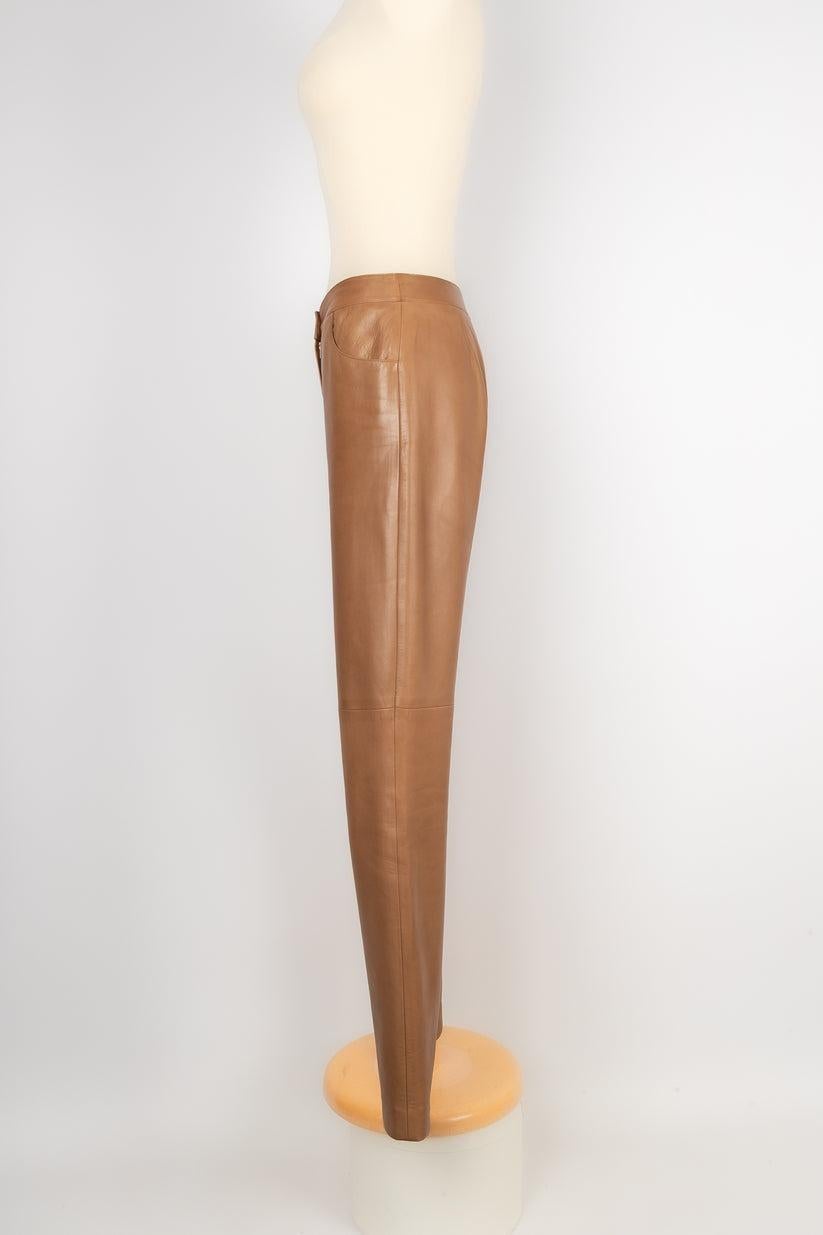 CHANEL - (Made in France) Beige lamb leather pants with a silk lining. 36FR size indicated. 2004 Collection 2004 under the artistic direction of Karl Lagerfeld.

Additional information:
Condition: Good condition
Dimensions: Waist: 34 cm - Hips: 44