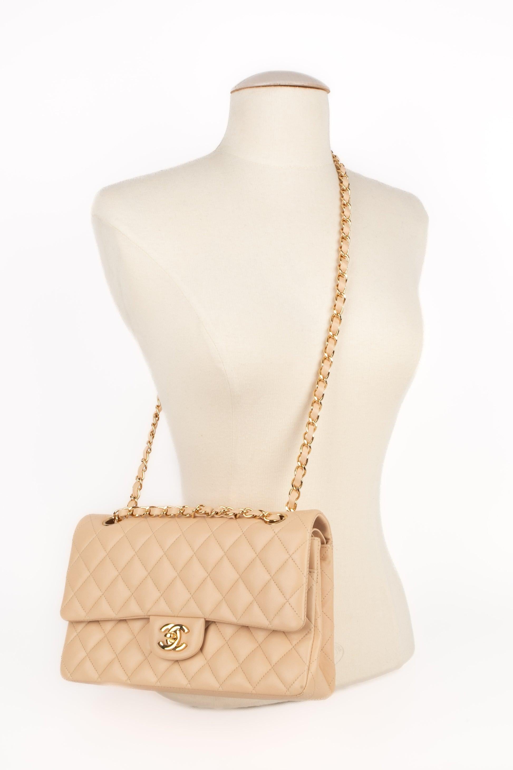 Chanel - (Made in France) Beige lamb leather classic bag with a cc fastener. Golden metal elements. Piece from sales.

Additional information:
Condition: Good condition
Dimensions: Length: 25 cm - Height: 15 cm - Depth: 6 cm - Handle: 90 cm

Seller