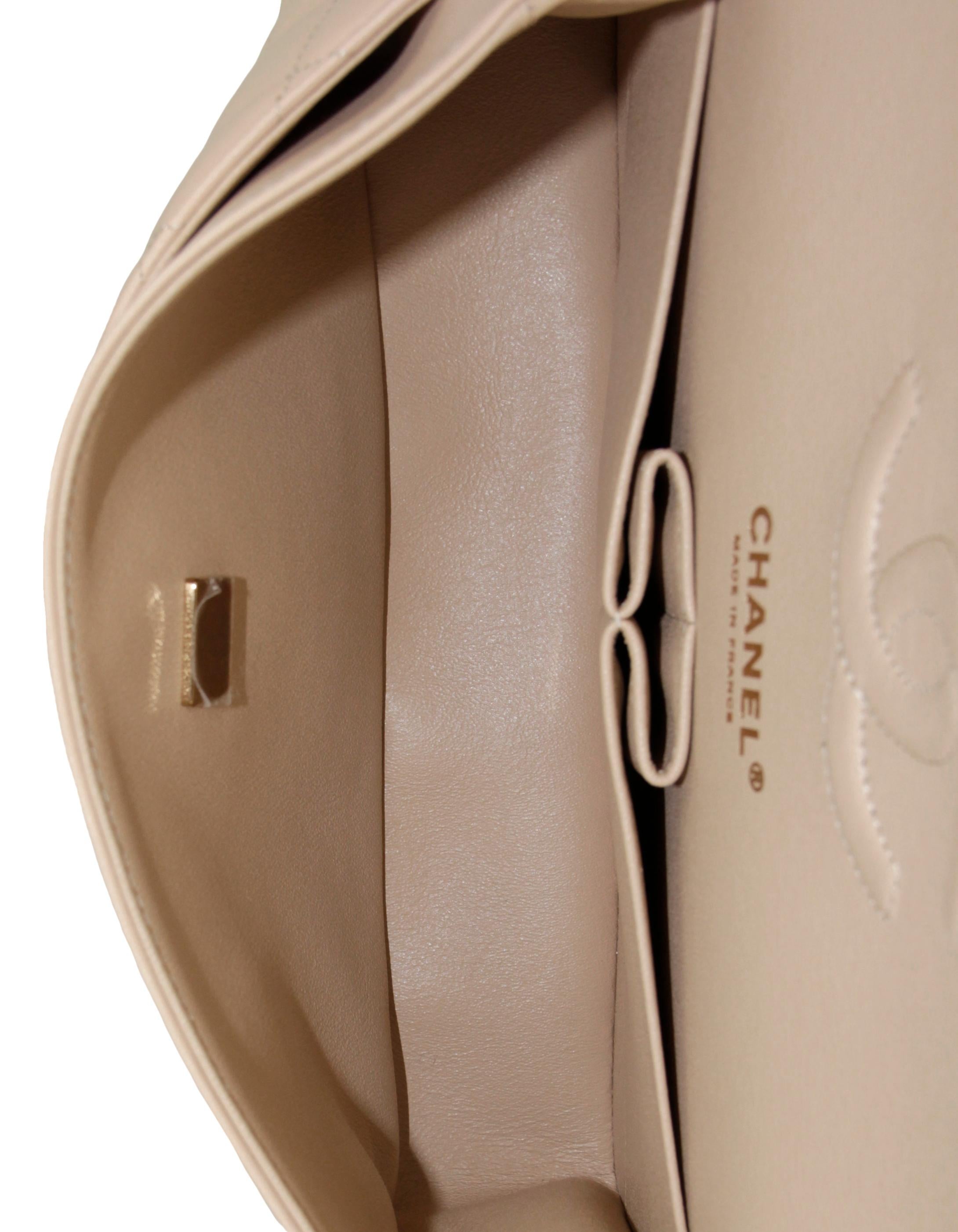 Chanel Klassische Tasche mit doppelter Klappe aus beigem Lammfell 10