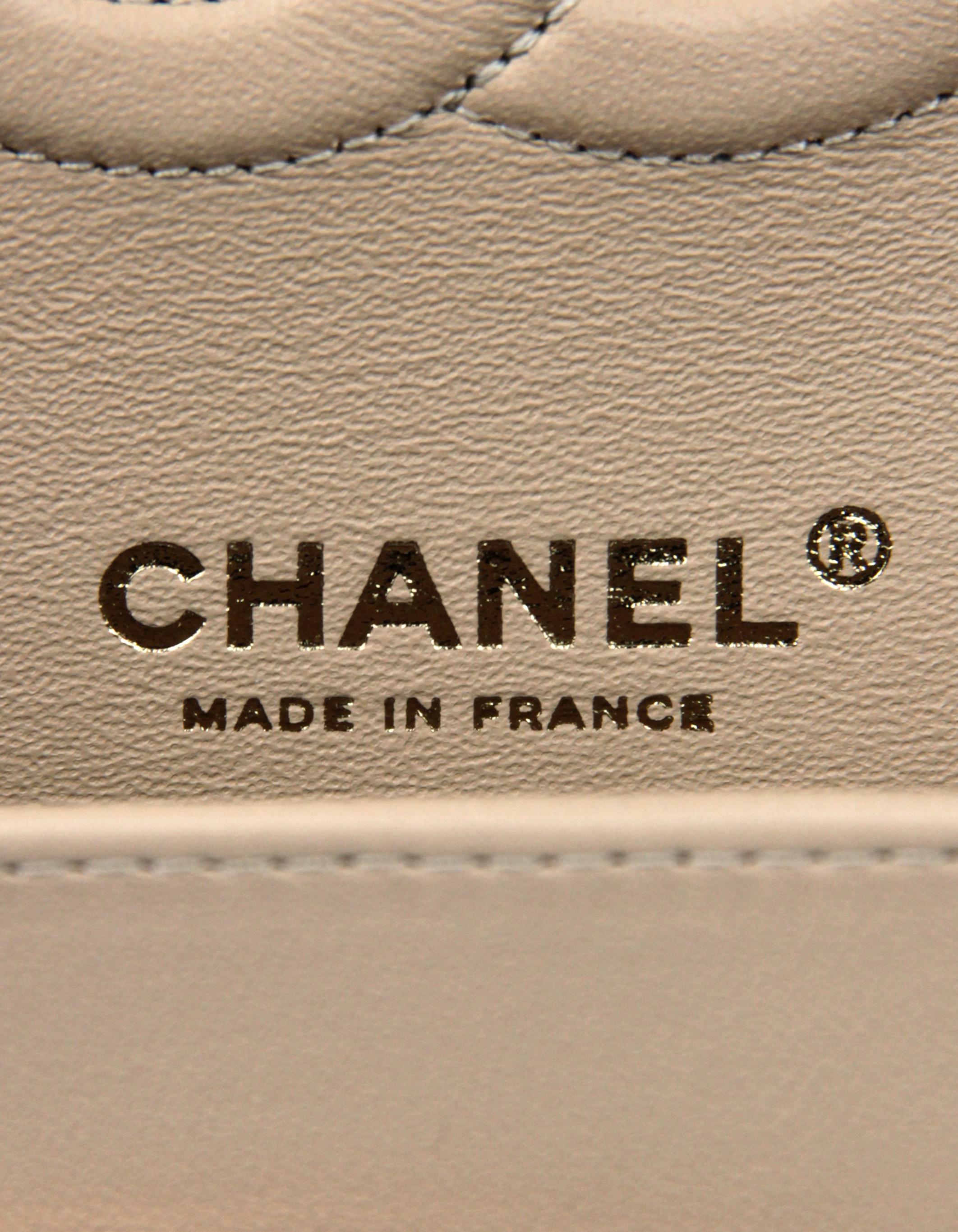 Chanel Klassische Tasche mit doppelter Klappe aus beigem Lammfell 10