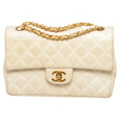 Chanel - Sac à double rabat classique en cuir d
agneau beige avec quincaillerie dorée
