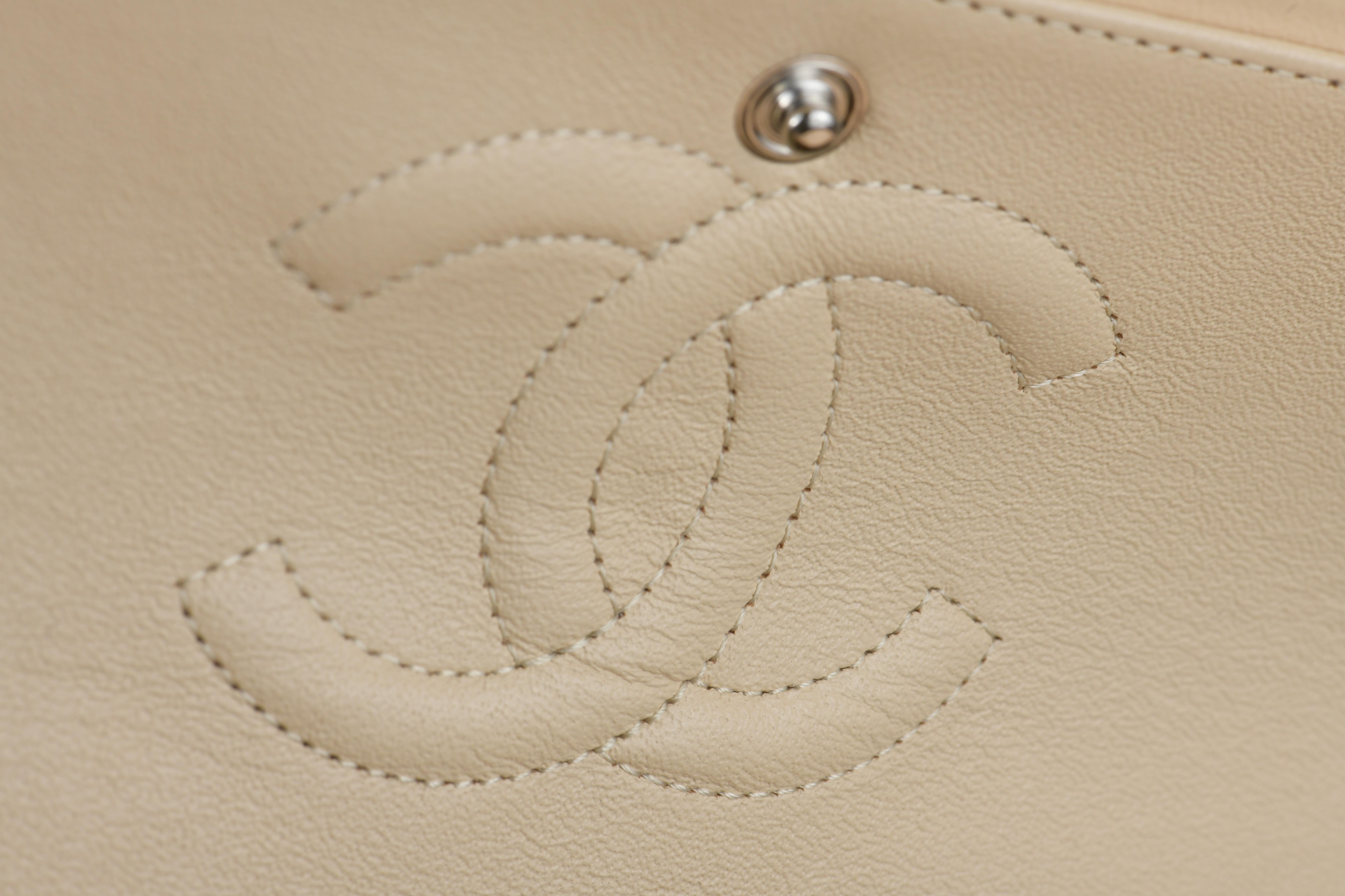Beige klassische Tasche mit doppelter Klappe aus Lammfell von Chanel 9