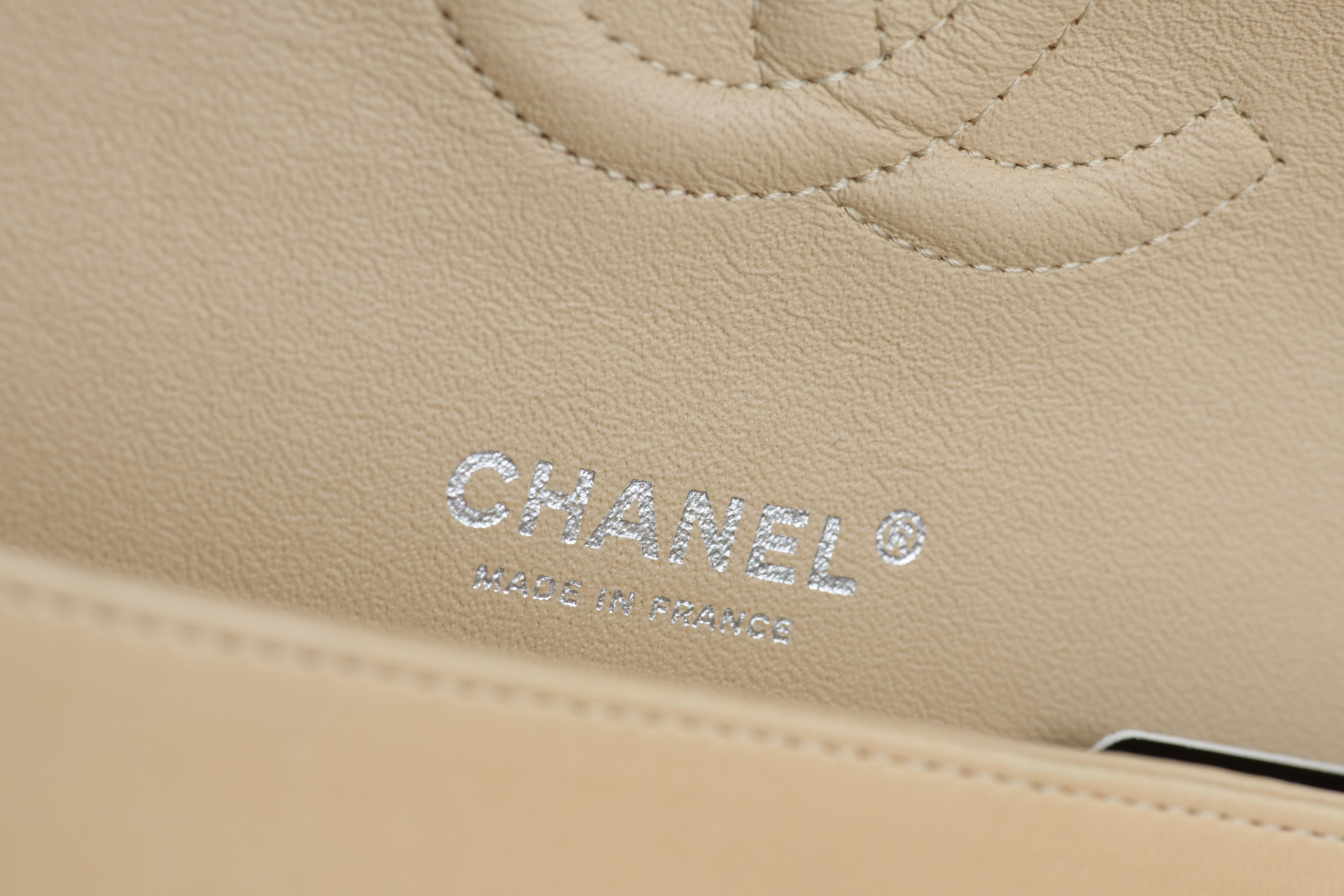 Beige klassische Tasche mit doppelter Klappe aus Lammfell von Chanel 10
