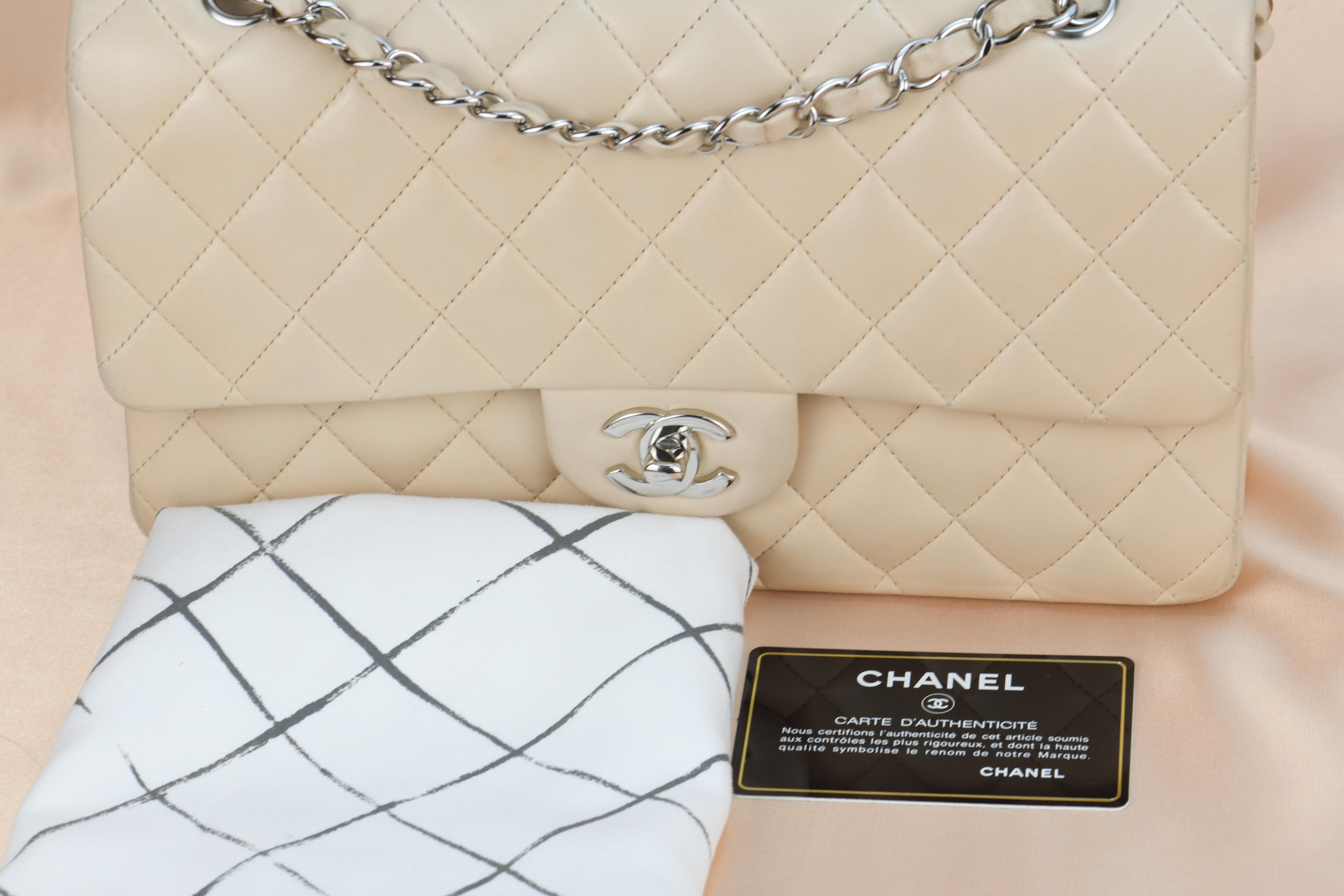 Marke	Chanel
Modell	Zeitloser Klassiker mit doppelter Klappe 
Laufende Nr.	13******
Farbe	Beige
Datum	Ca. 2009-2010
Metall	Silber
Material	Lammfell Leder
Messungen	Ca. 10in L x 2.5in W x 6.5in H
Bedingung	Ausgezeichnet 
Kommt mit	Chanel Staubbeutel