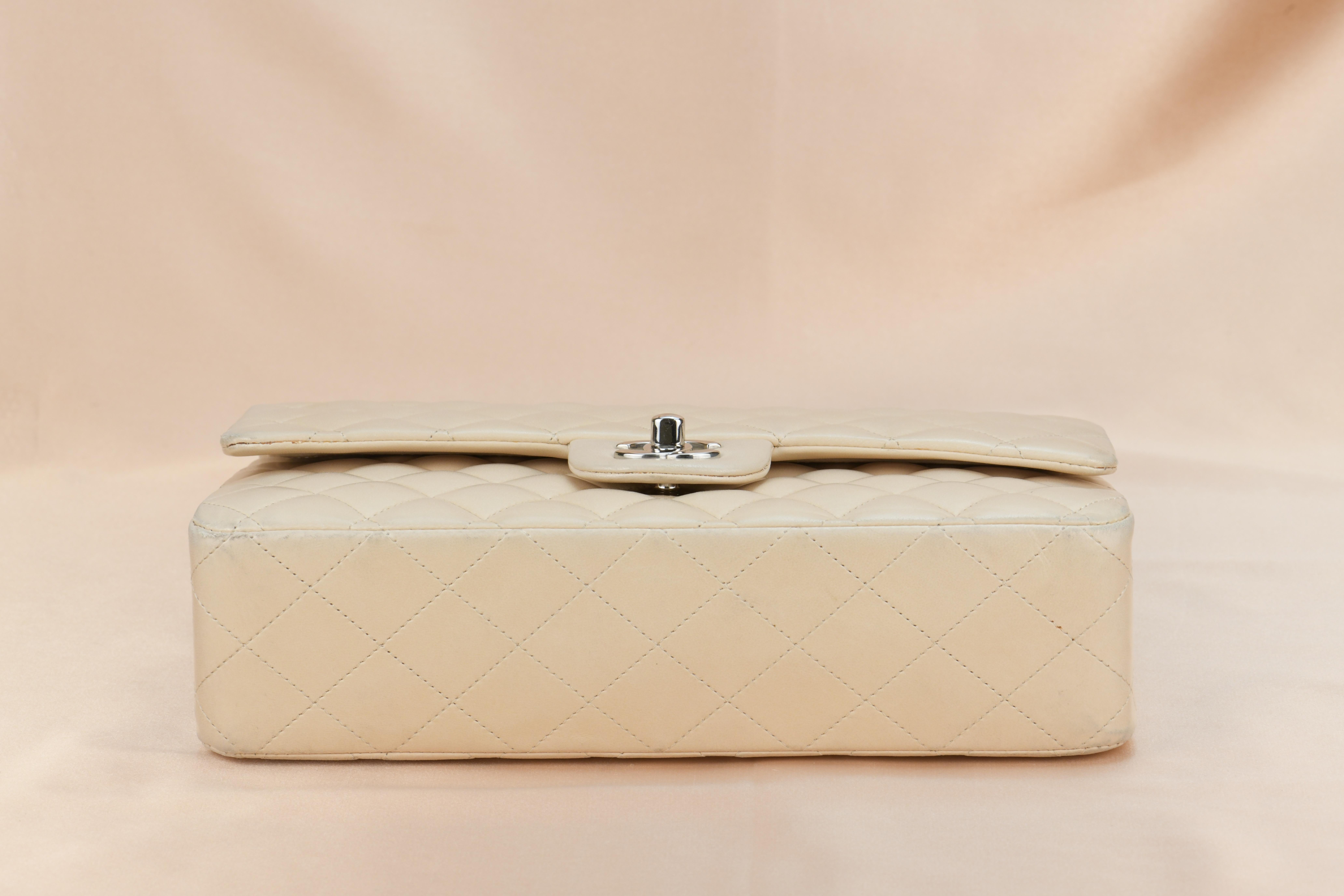 Beige klassische Tasche mit doppelter Klappe aus Lammfell von Chanel im Zustand „Gut“ in Banbury, GB