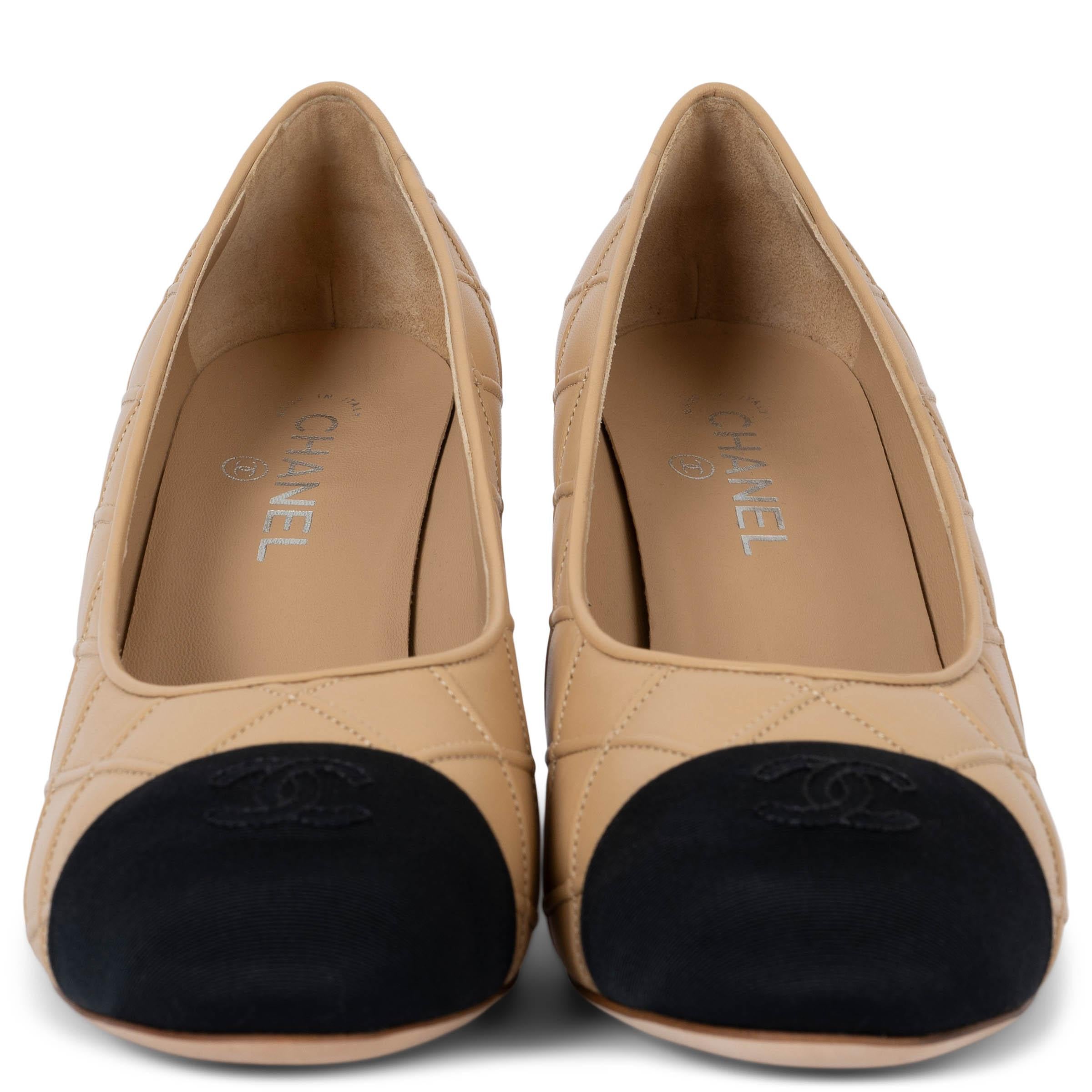 100% autentica Chanel con punta tonda trapuntata in pelle di vitello liscia beige e punta in gros grain nero. Nuovo di zecca. Viene fornito con sacchetto antipolvere. 

2018 Pre-primavera

Misure
Modello	18P G33734
Dimensione impressa	41.5
Taglia