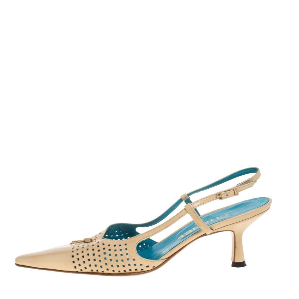 Simply luxe, these sandals from Chanel will help you stay comfortable throughout the day! The beige sandals are crafted from leather and designed with pointed toes and buckle slingbacks. They flaunt CC logo detailed accents on the vamps and come
