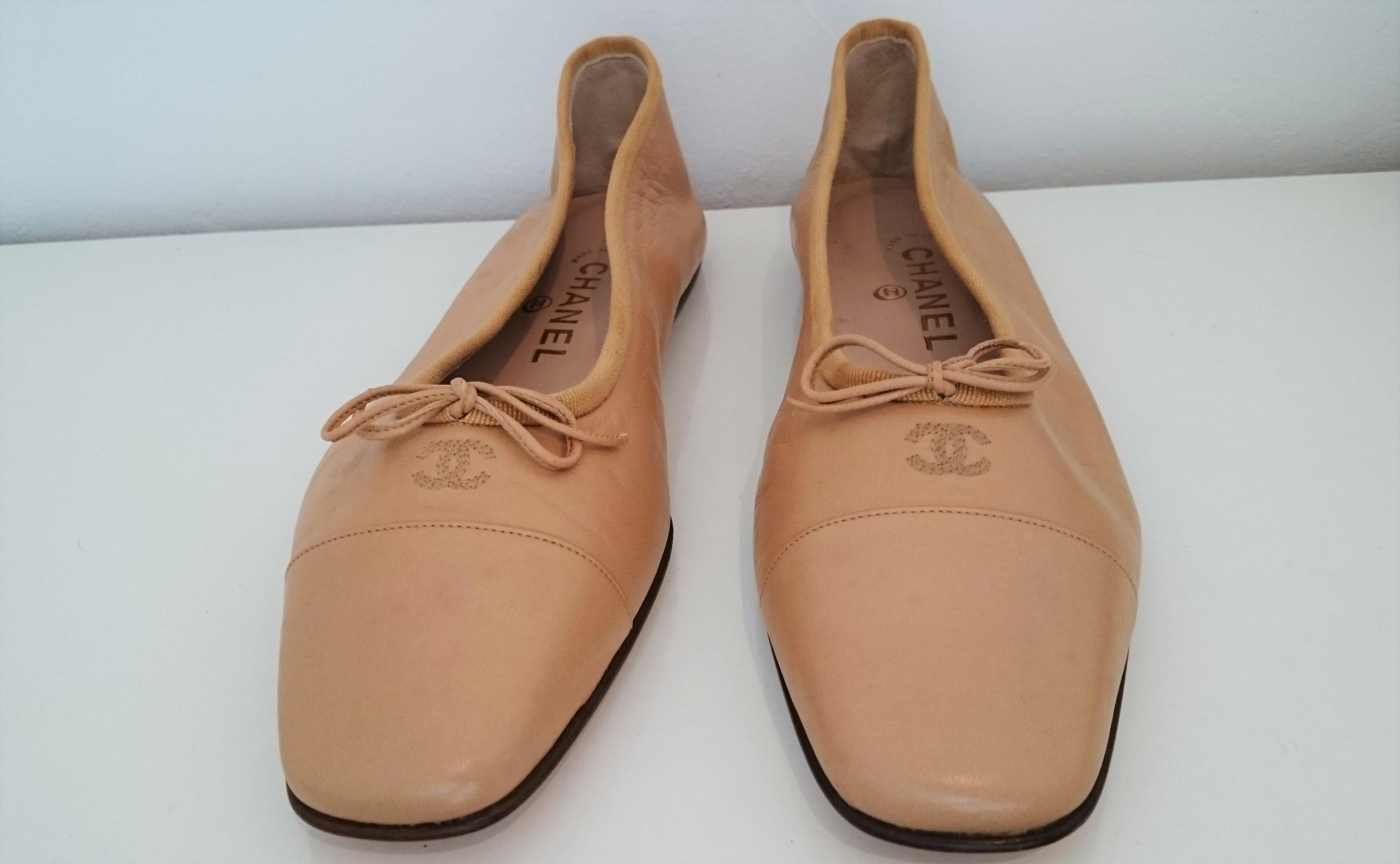 Chanel Beige Leather Laced Ballet flats with Chanel logo engraved on them.
NEW, never worn.
Original Chanel dust-bag not included.
Size 40 1/2 (EU)
Made in Italy
