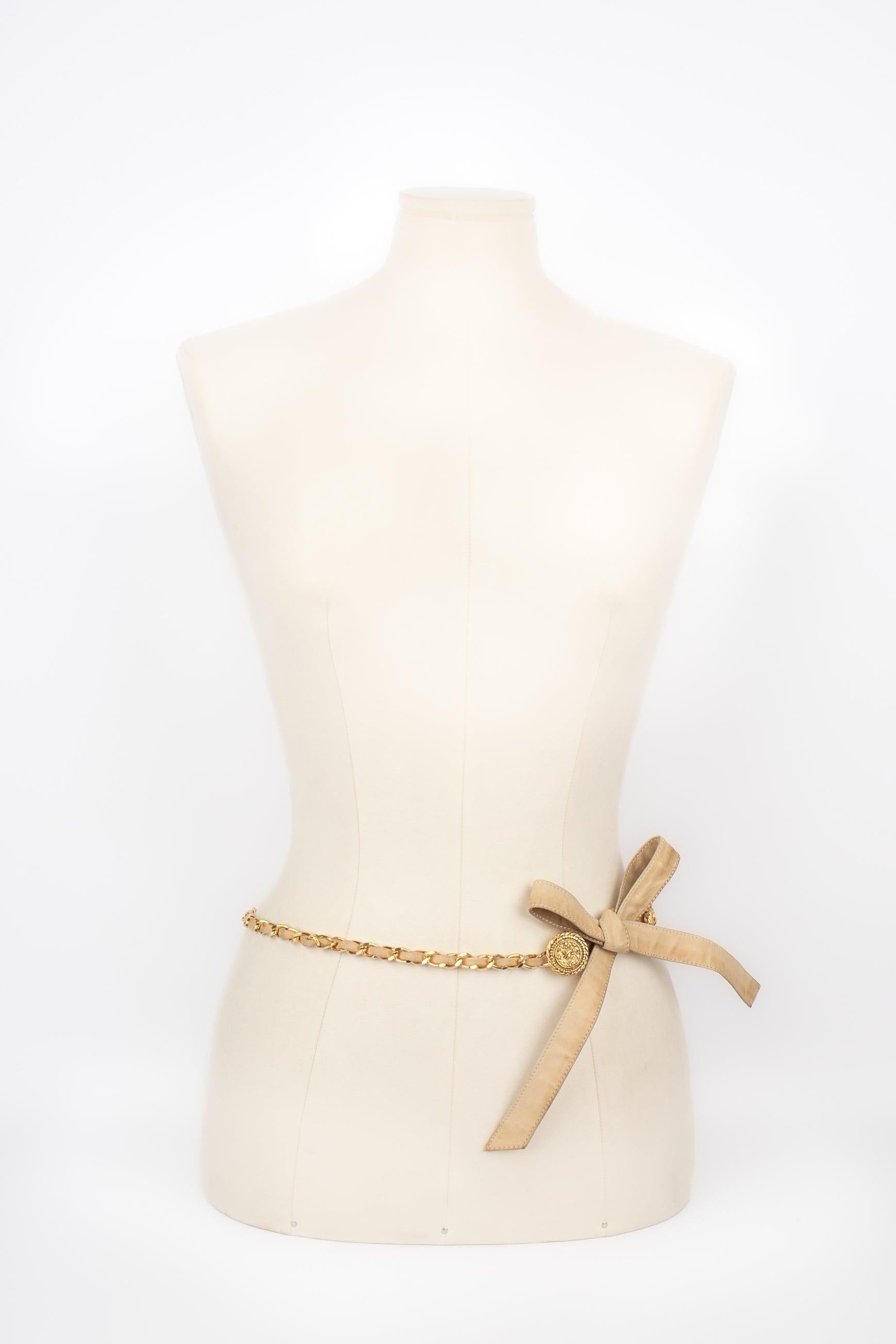 Chanel - (Made in France) Beige leather belt with golden metal. Good general condition but some stains on the leather.
 
 Additional information: 
 Condition: Good condition
 Dimensions: Length: 140 cm
 
 Seller Reference: CCB103