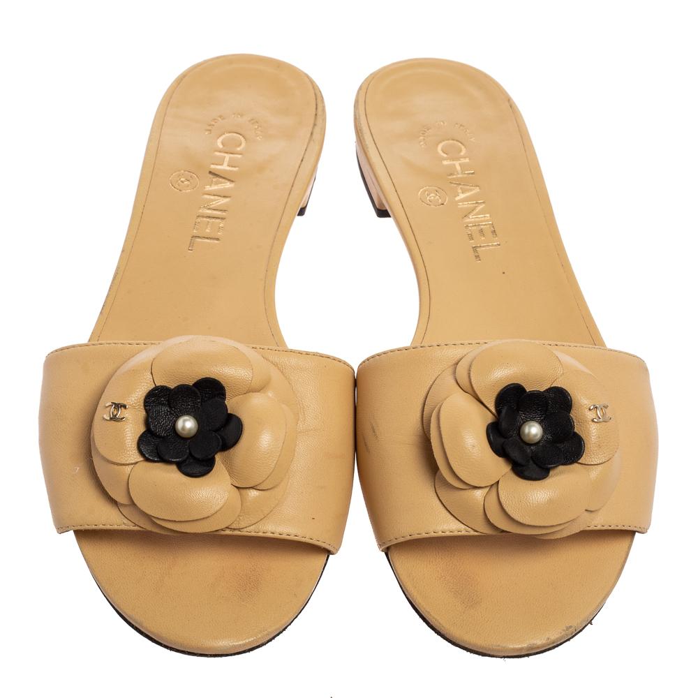 Chanel Beige Leather Camellia Flat Sandals Size 37 In Good Condition In Dubai, Al Qouz 2