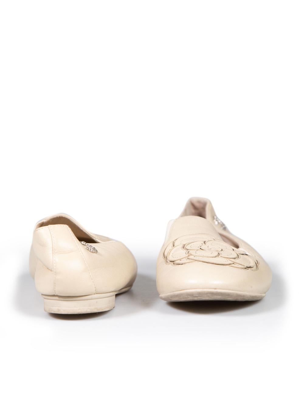 Chanel Beige Leder Kamelie Laser Cut Loafers Größe IT 36,5 im Zustand „Gut“ im Angebot in London, GB