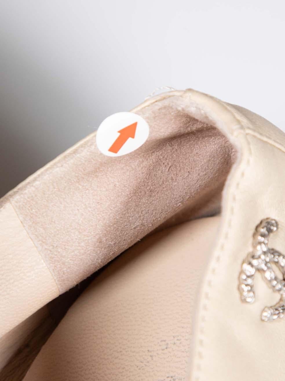 Chanel Beige Leder Kamelie Laser Cut Loafers Größe IT 36,5 im Angebot 3