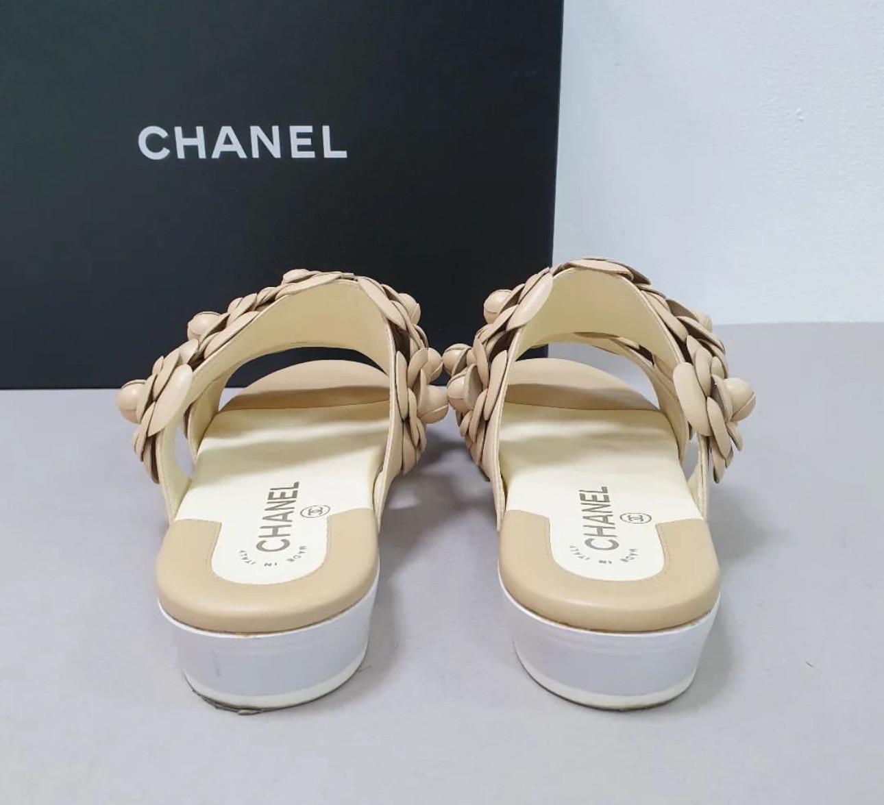 Chanel Beige Leather Camellia Mule Sandals Flip Flops In Good Condition For Sale In Krakow, PL