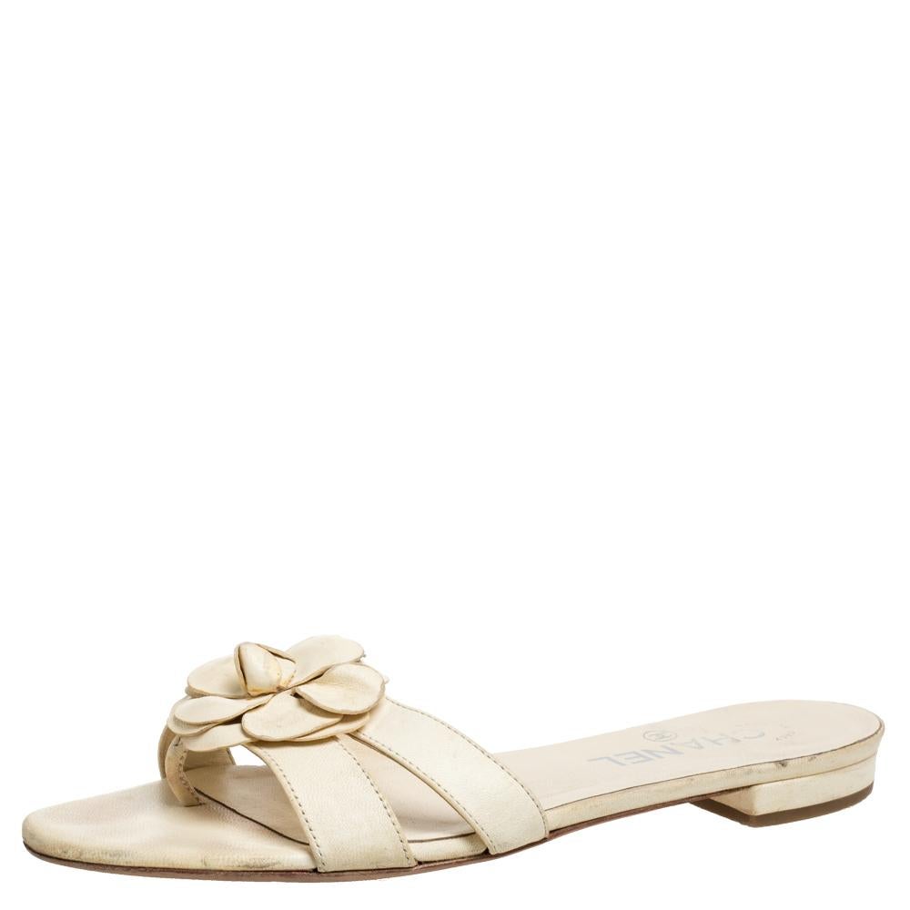 These beautiful Chanel sandals are a perfect option while choosing footwear for a casual look. Crafted in Italy, they are made from beige leather and flaunt an open toe design with the signature Camellia motif on the front. These slide sandals will