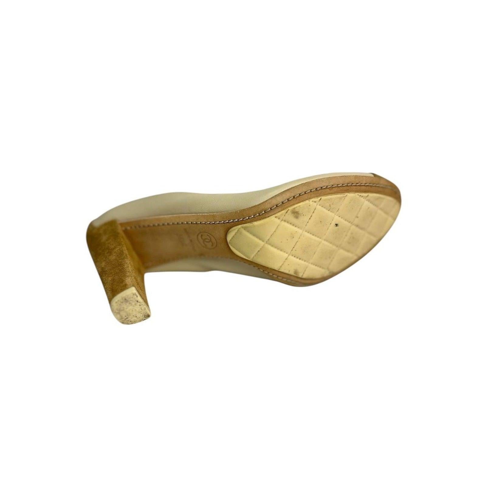 Chanel talons en cuir beige à capuchon Sz.38.5 Bon état - En vente à Krakow, PL