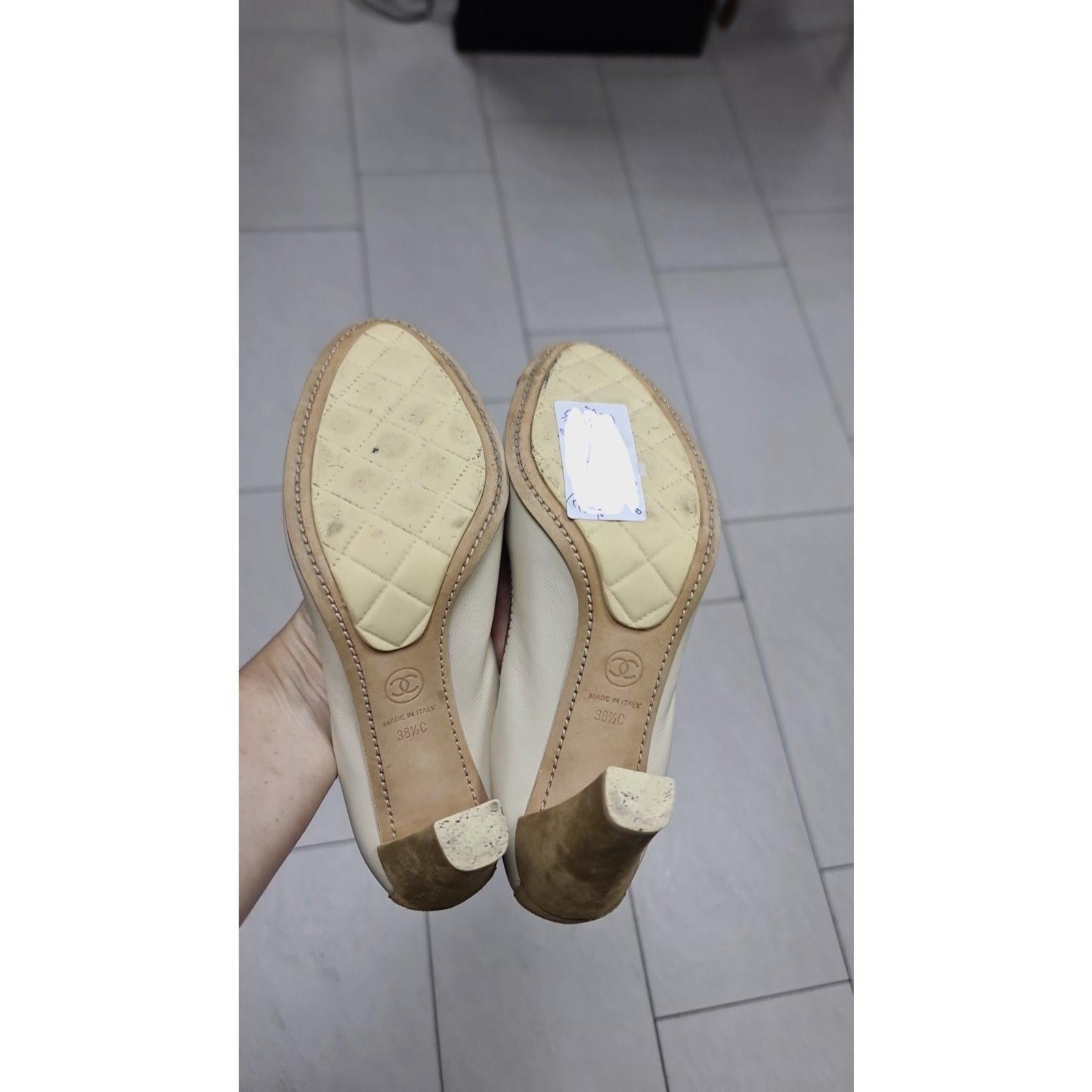 Chanel talons en cuir beige à capuchon Sz.38.5 Pour femmes en vente