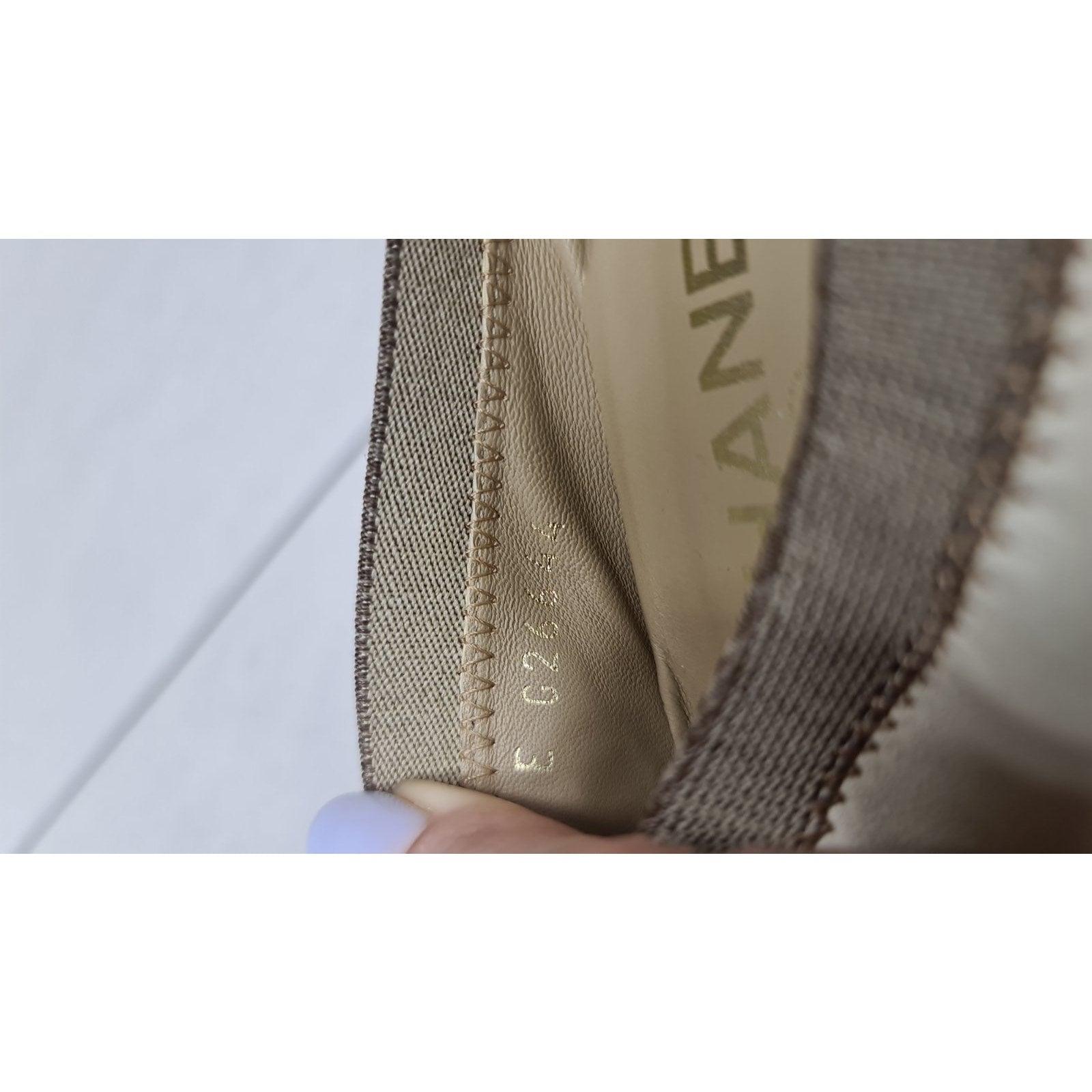 Chanel talons en cuir beige à capuchon Sz.38.5 en vente 1