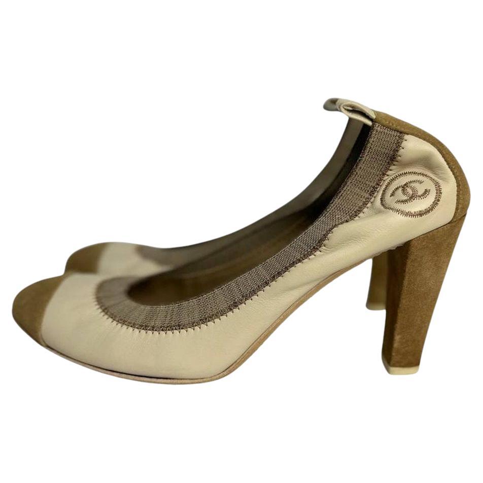 Chanel talons en cuir beige à capuchon Sz.38.5 en vente