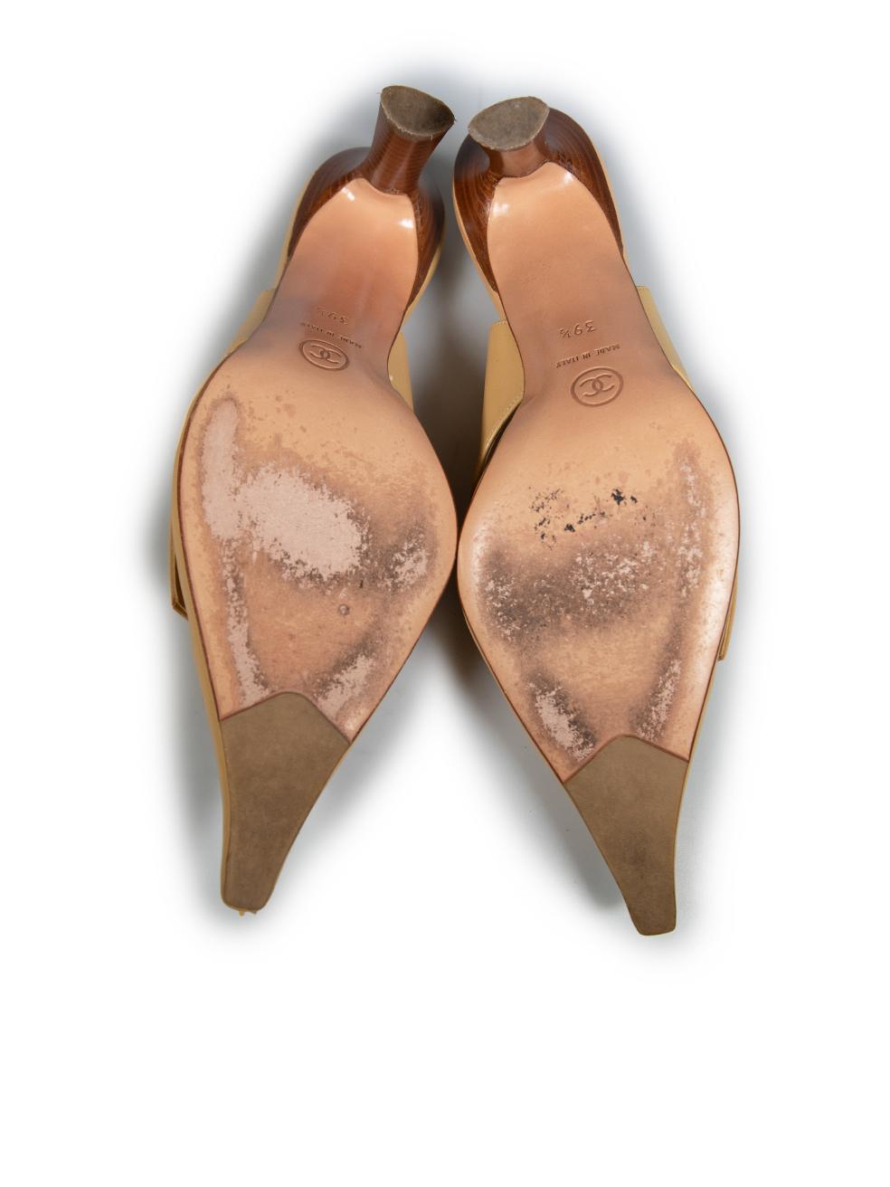 Chanel Beige Pelle CC Bow Heels Taglia IT 39.5 In condizioni buone in vendita a London, GB