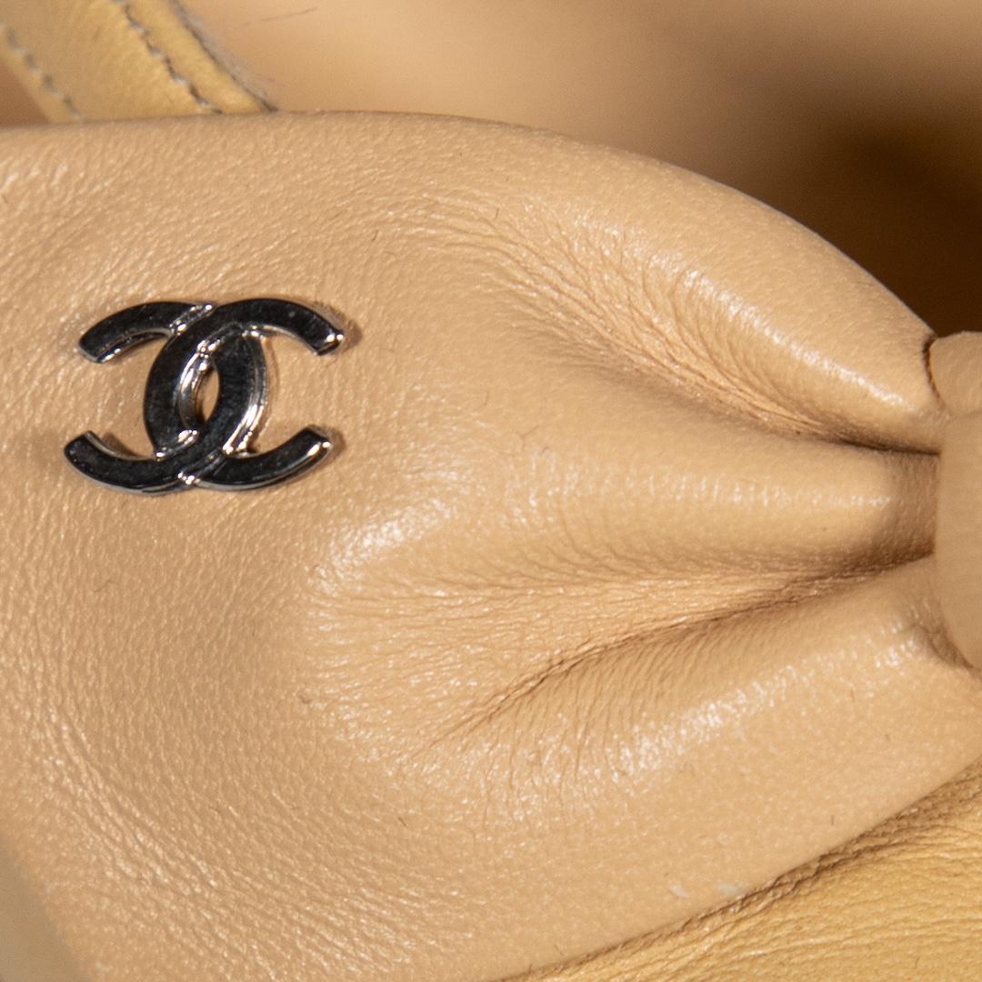 Chanel Beige Pelle CC Bow Heels Taglia IT 39.5 in vendita 2