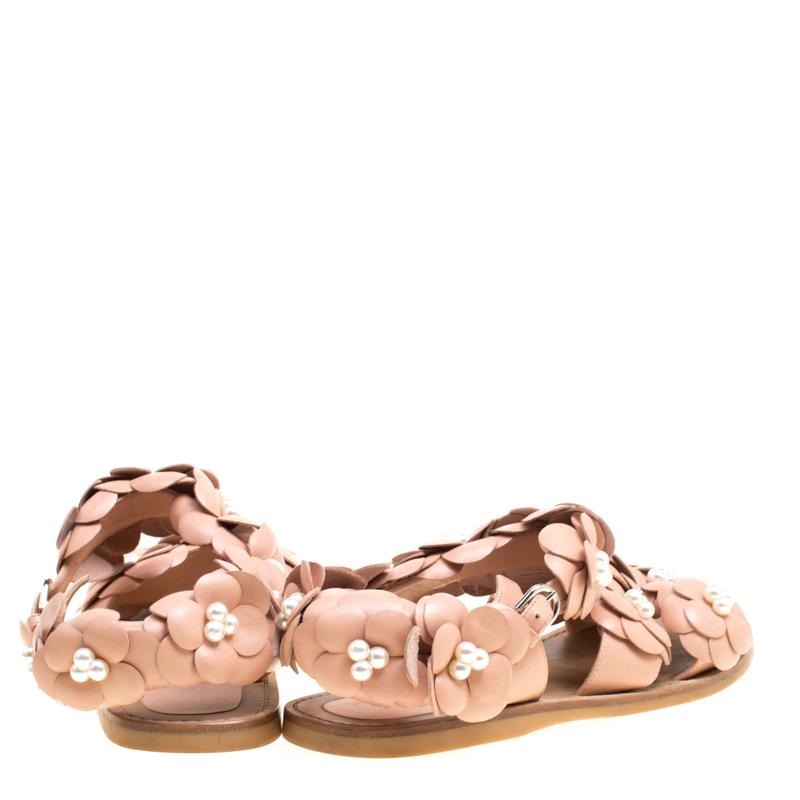 Chanel Beige Leather CC Camellia Flower and Faux Pearls Flat Sandals Size 39.5 Damen