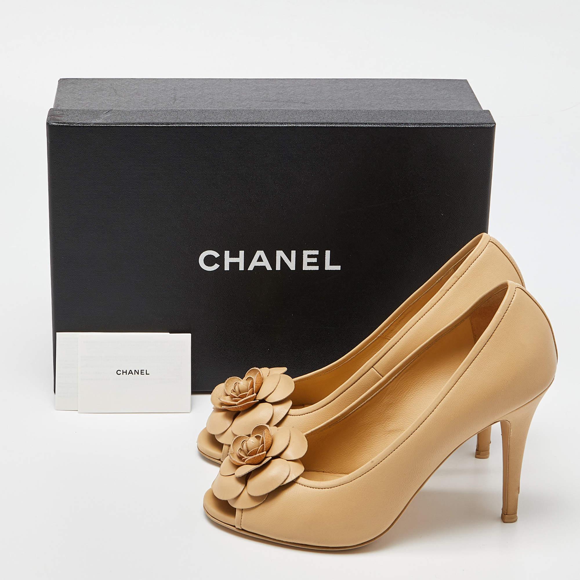 Escarpins Chanel CC Camélia à bout ouvert en cuir beige, taille 39 5