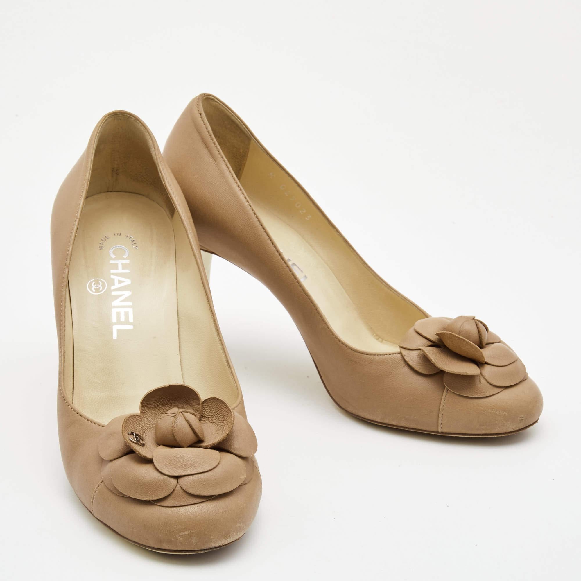 Exuding a fine blend of luxury and elegance, these Chanel pumps come crafted from leather. They are designed with round toes, a signature Camellia applique with the CC logo on the vamps, and sturdy heels. The pumps are excellently made to offer you