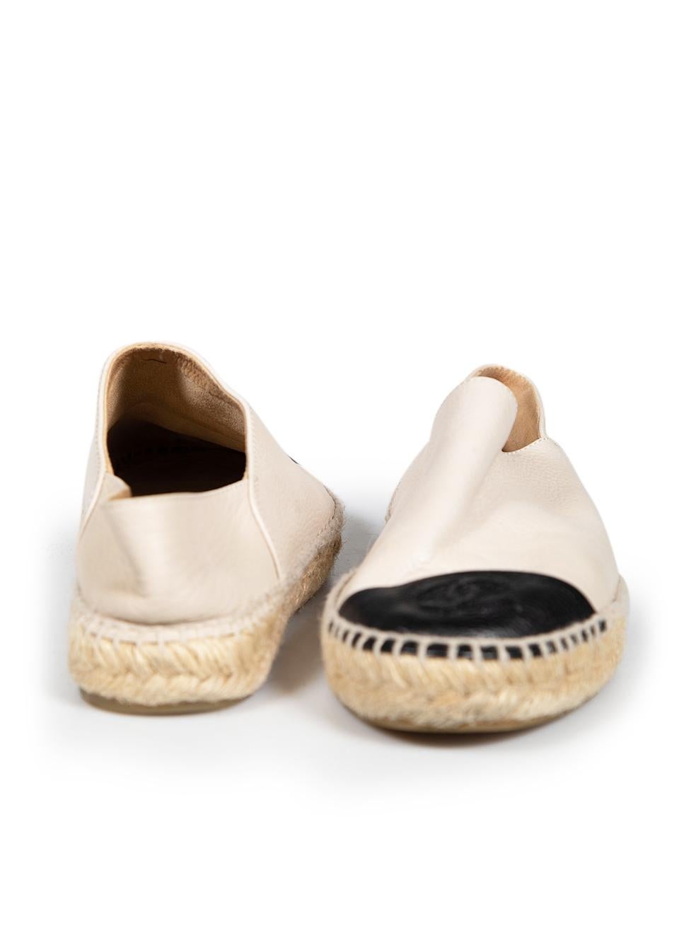Chanel Beige Leather CC Cap Toe Espadrilles Flats Size IT 38 In Good Condition For Sale In London, GB