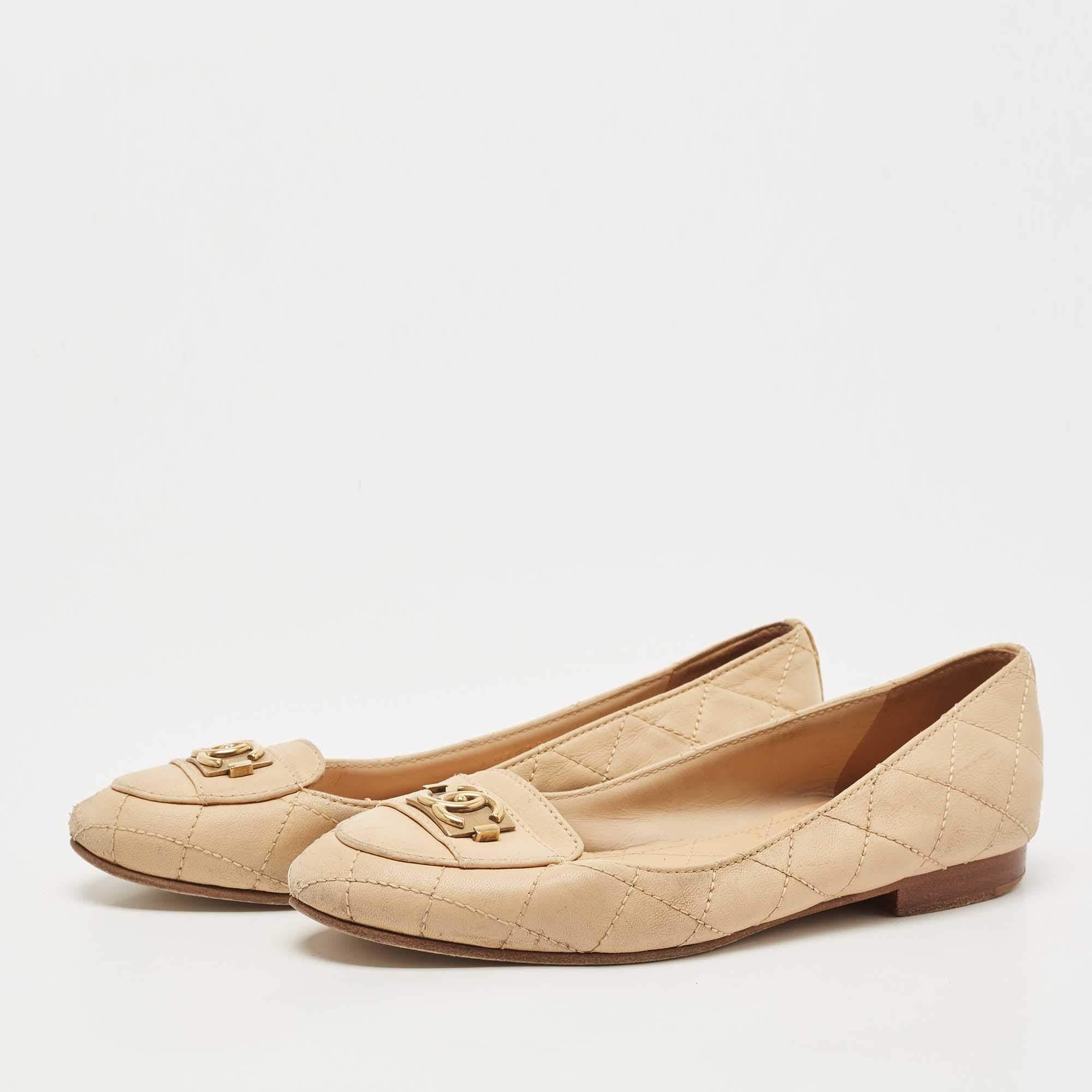 Complete your look by adding these Chanel leather ballet flats to your lovely wardrobe. They are crafted skilfully to grant the perfect fit and style.

