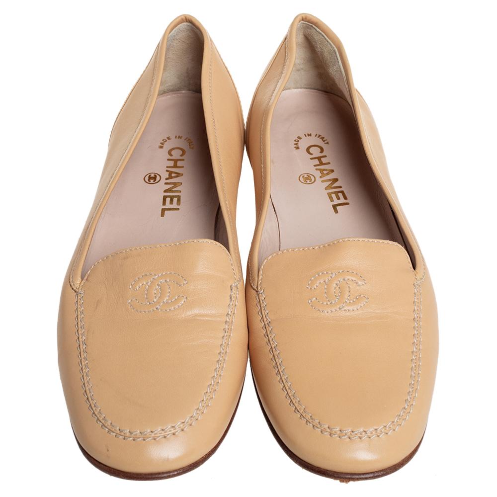 Rock an opulent look by going in for a pair of stylish Chanel loafers like this one. They have been crafted from leather and come flaunting a beige shade with the CC logo on the uppers. Be in the limelight by making a super stylish statement when