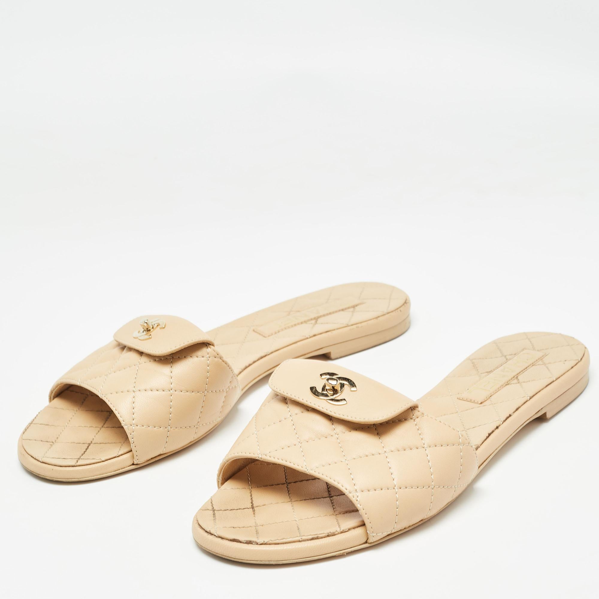 Create effortless styles with these Chanel flat slides. Made of quality materials, they are designed to elevate your OOTD and keep you in comfort all day long. 