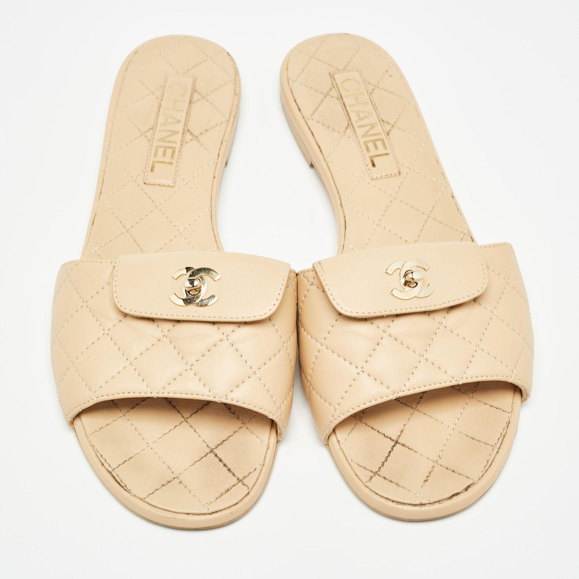 Chanel Beige Leather CC Turnlock Flat Slide Size 40 In Good Condition In Dubai, Al Qouz 2