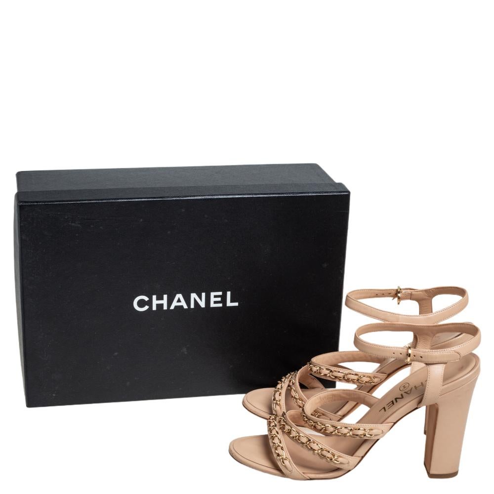 Dieses schöne Paar Ledersandalen wird die Modediva in Ihnen zum Vorschein bringen. Diese mit Leder gefütterten Sandalen sind so geschnitten, dass sie Ihnen maximalen Komfort bieten. Zeigen Sie Ihre Liebe zur Mode, wenn Sie diese Sandalen von Chanel