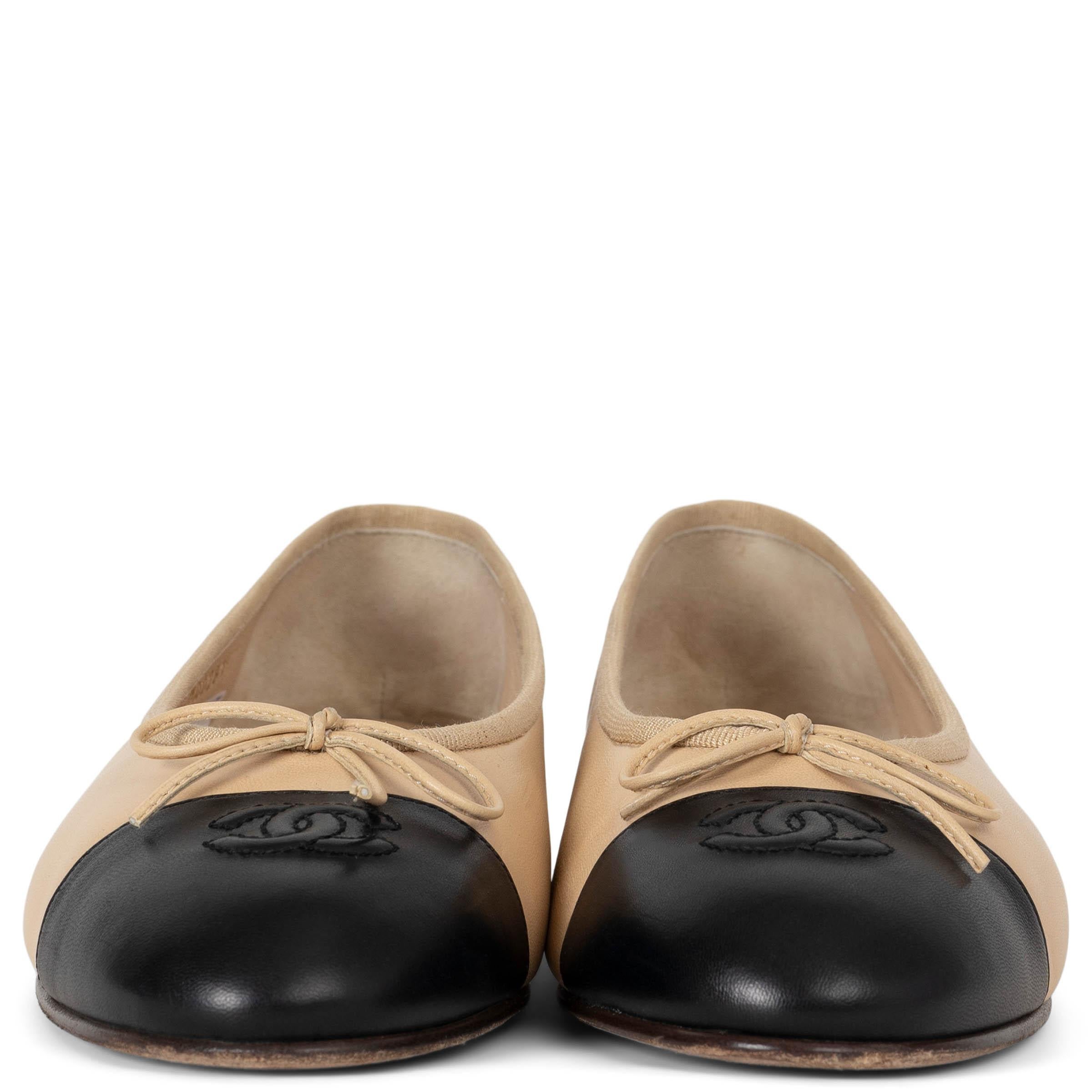 Queste ballerine classiche Chanel, autentiche al 100%, sono realizzate in morbida pelle d'agnello beige e presentano l'iconica punta nera con dettaglio di cuciture CC. Queste ballerine, che combinano perfettamente eleganza senza tempo e comfort